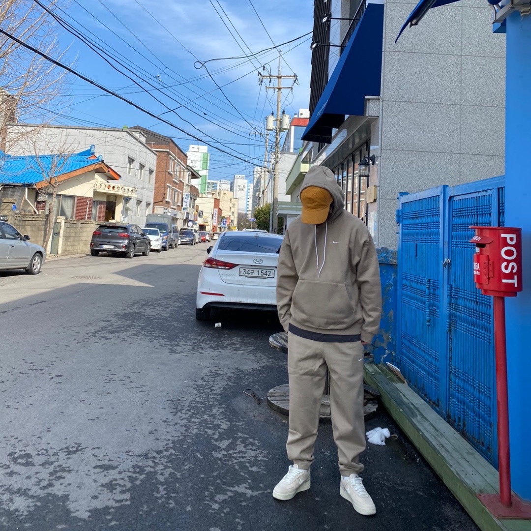 Nike x Stussy Air Force 1 Low Fossil, Nike NRG Solo Swoosh Fleece Pants Khaki - US/EU 착용 스타일 - 3