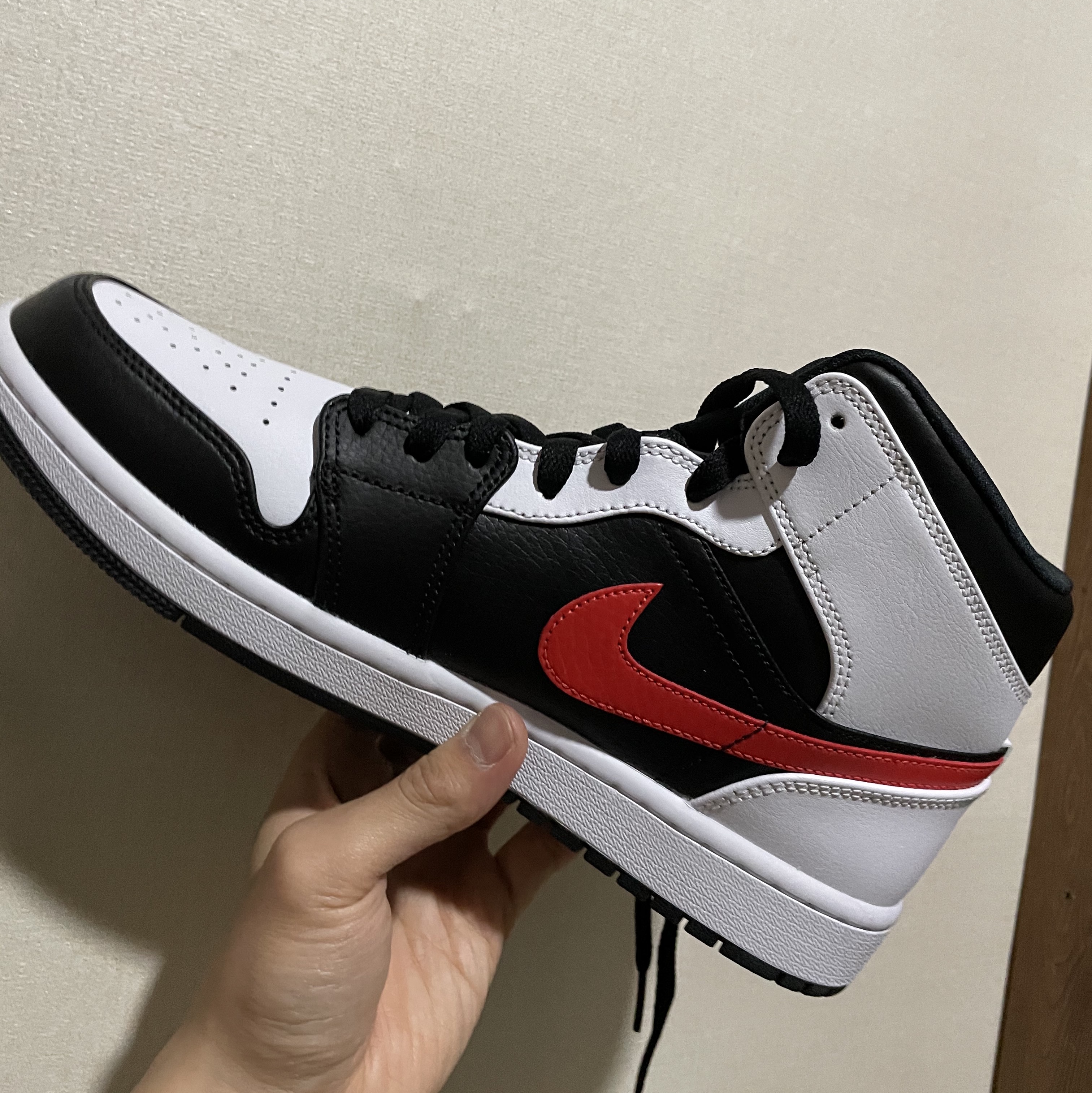 Jordan 1 Mid Black Chile Red 착용 스타일