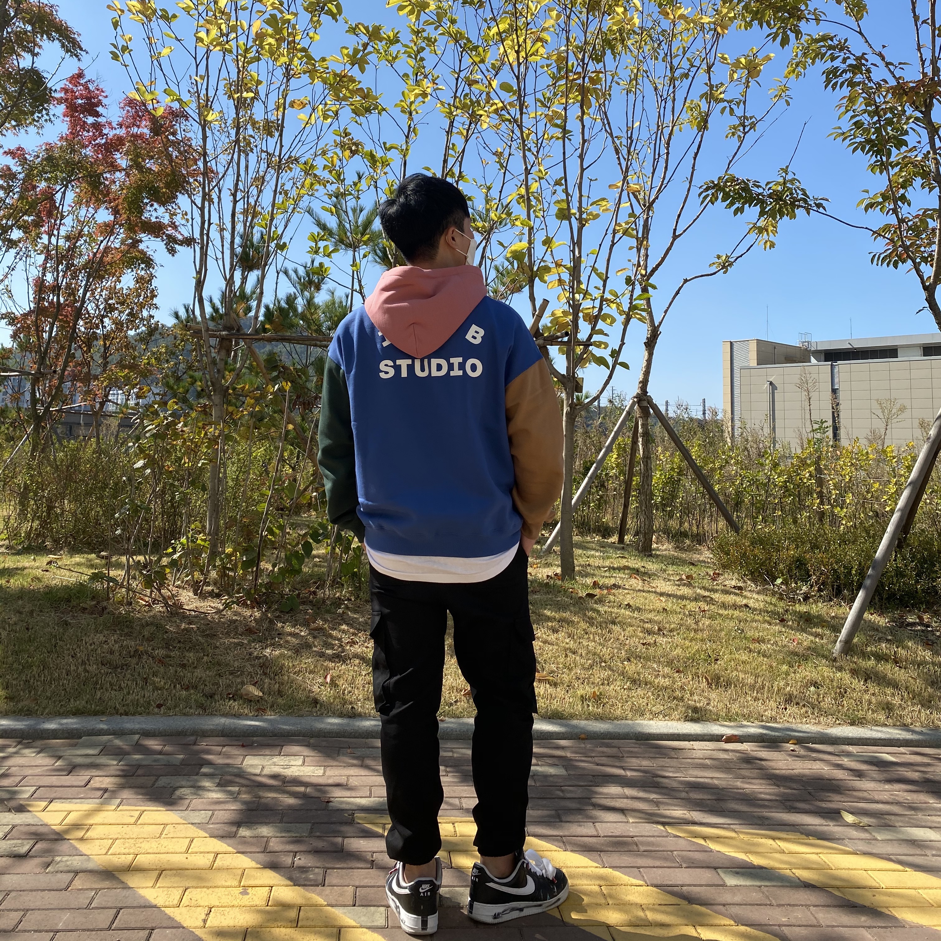 IAB Studio x JTBC Hoodie, Nike x Peaceminusone Air Force 1 Low Para-Noise 착용 스타일