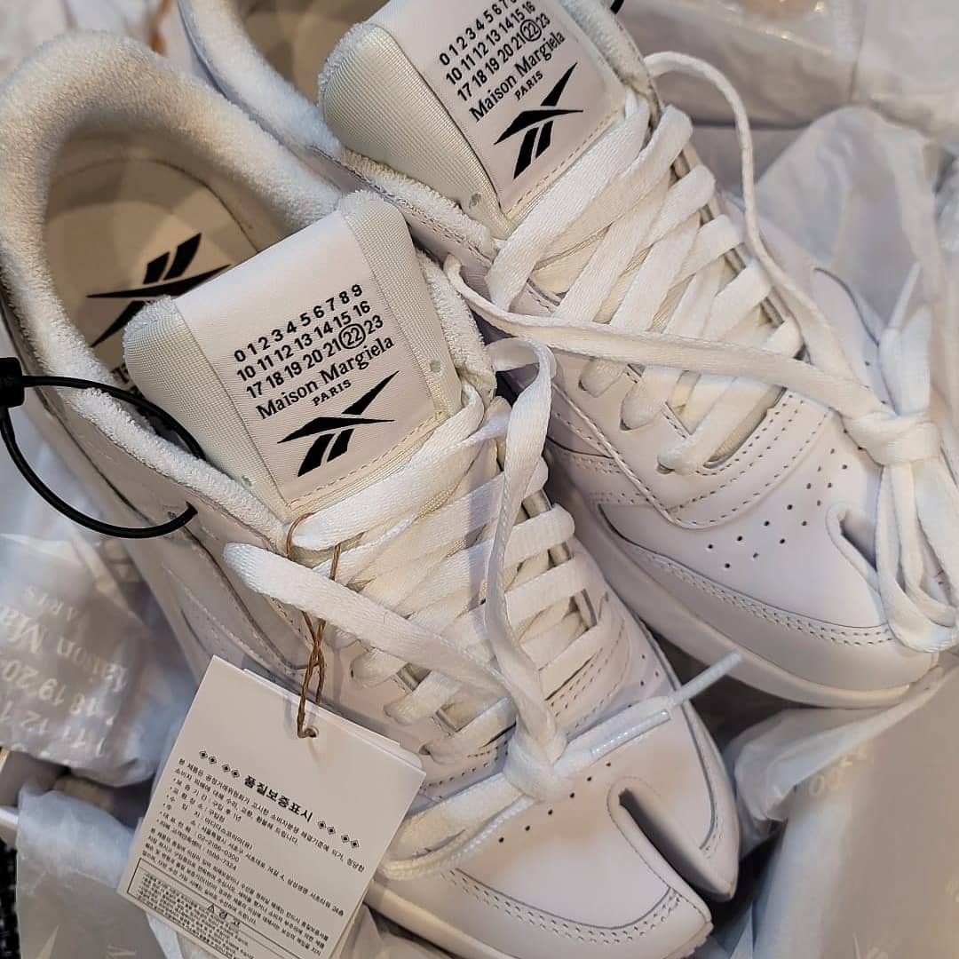 Reebok x Maison Margiela Classic Leather Tabi Shoes White 착용 스타일