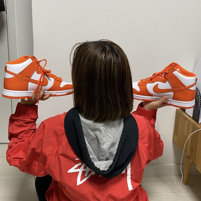 Nike x Stussy Windrunner Jacket Habanero Red, Nike Dunk Low Retro Black 착용 스타일 - 3