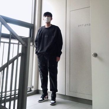 Jordan 1 Retro High OG Gym Red, Essentials 3D Silicon Applique Crewneck Dark Slate/Black 2020 착용 스타일