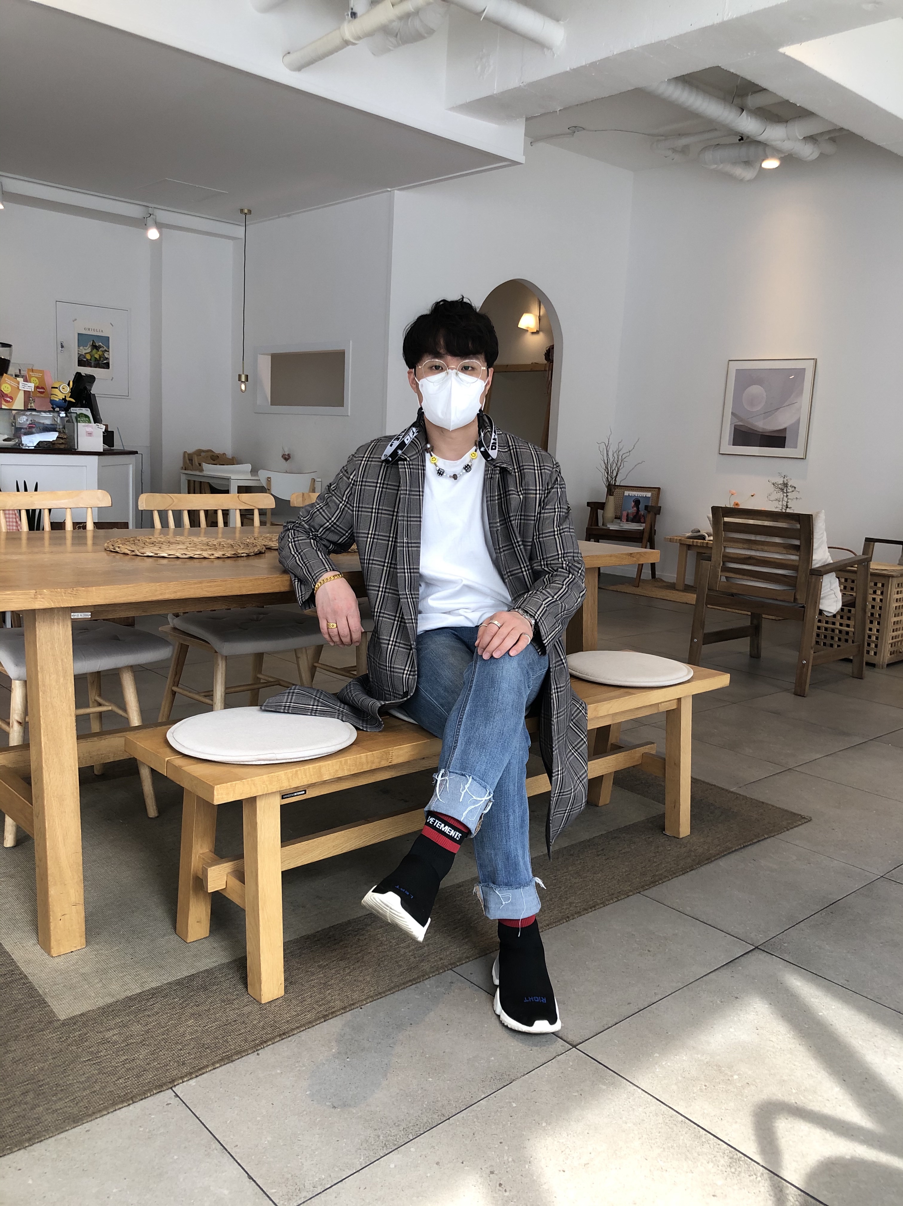 Reebok x Vetements Sock Pump High Top Black, Off-White x Amore Pacific Protection Box (Without Cosmetics) 착용 스타일 - 1