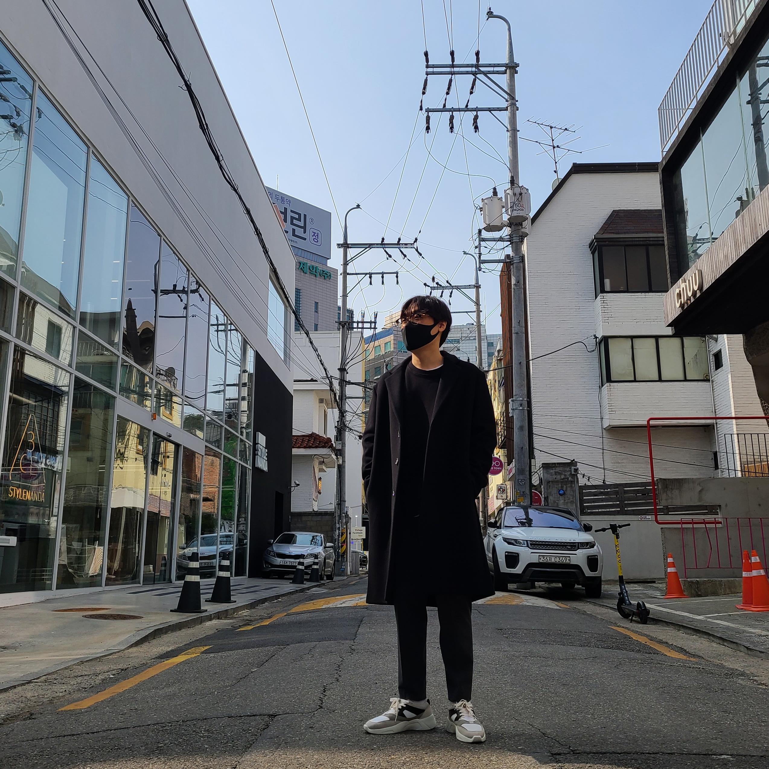 Essentials Distance Sneakers Cream Grey Black 착용 스타일