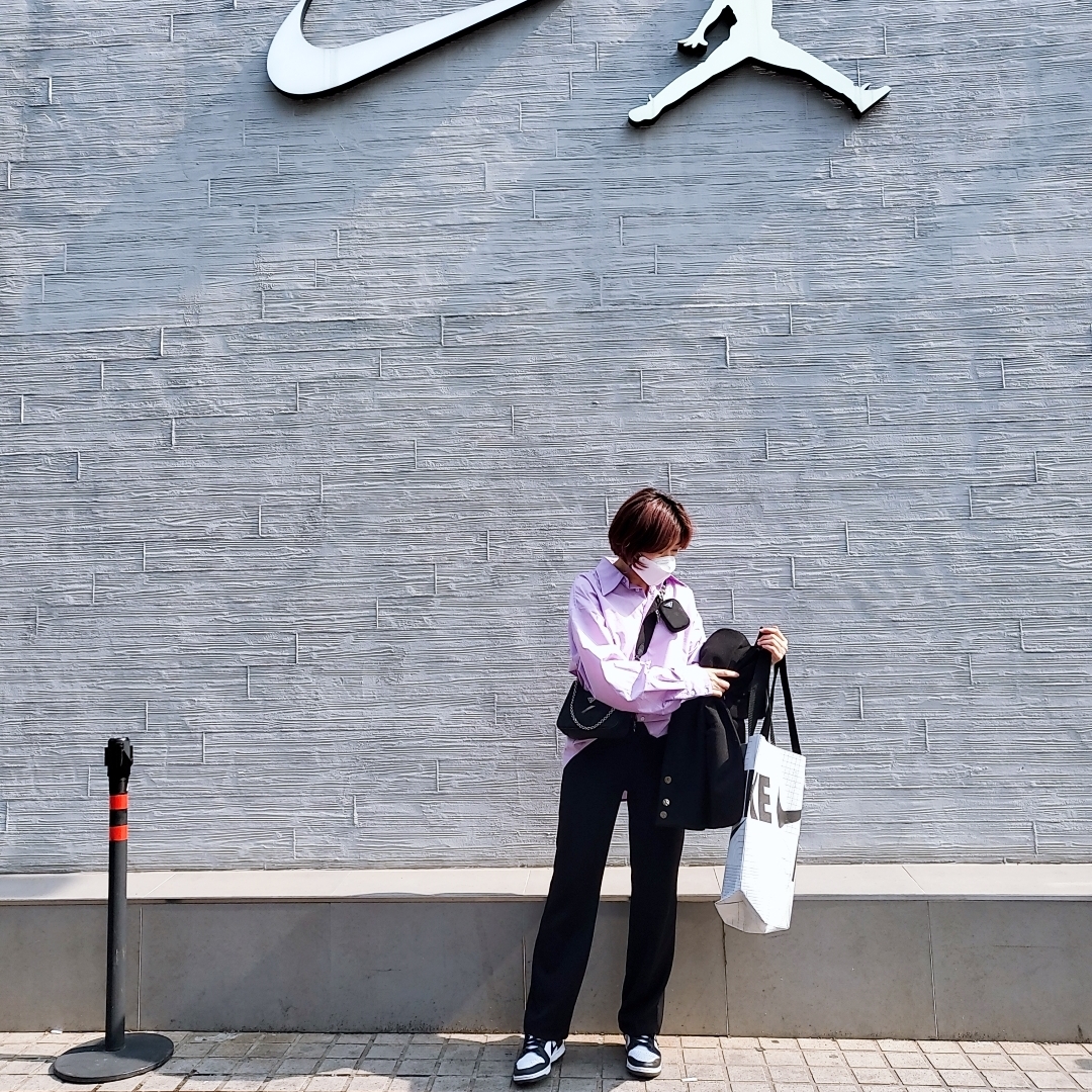 (W) Nike Dunk Low Black, (GS) Jordan 1 Retro High OG University Blue 착용 스타일