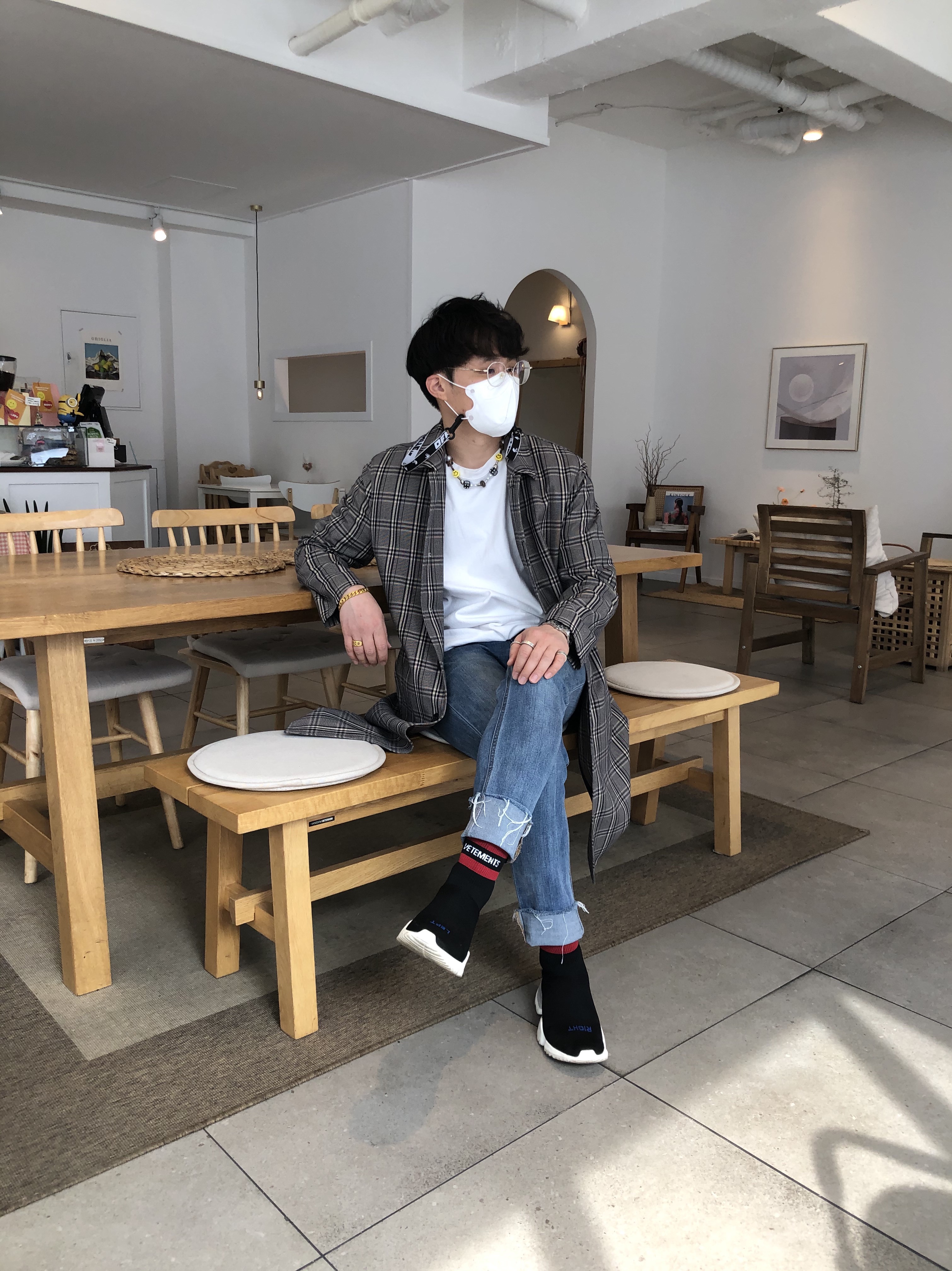Reebok x Vetements Sock Pump High Top Black, Off-White x Amore Pacific Protection Box (Without Cosmetics) 착용 스타일 - 2