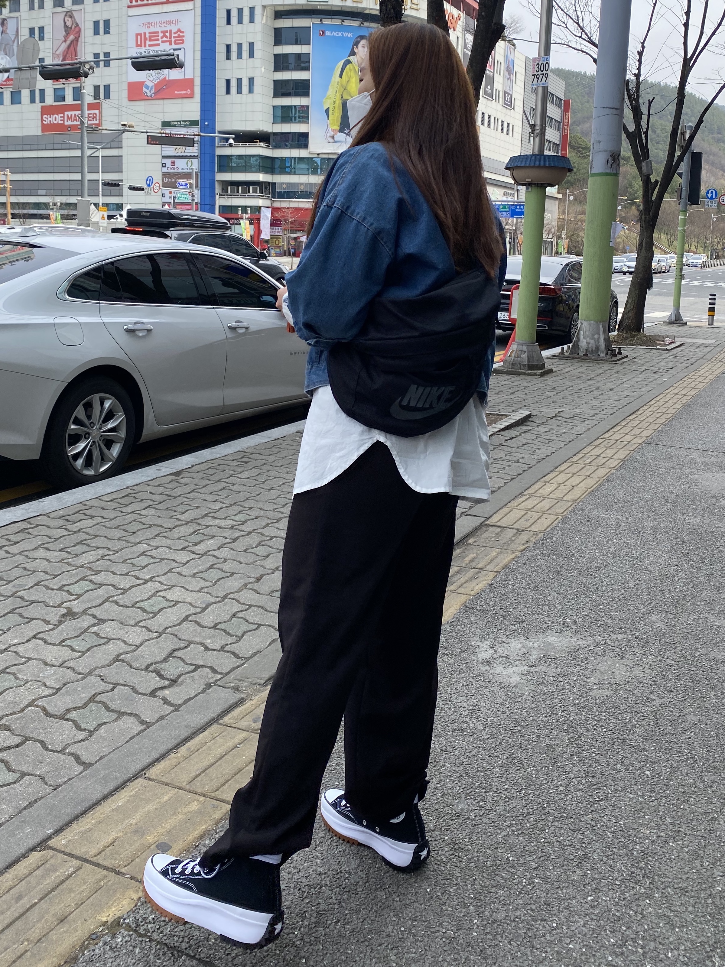 Converse Run Star Hike Hi Black White Gum 착용 스타일 - 2