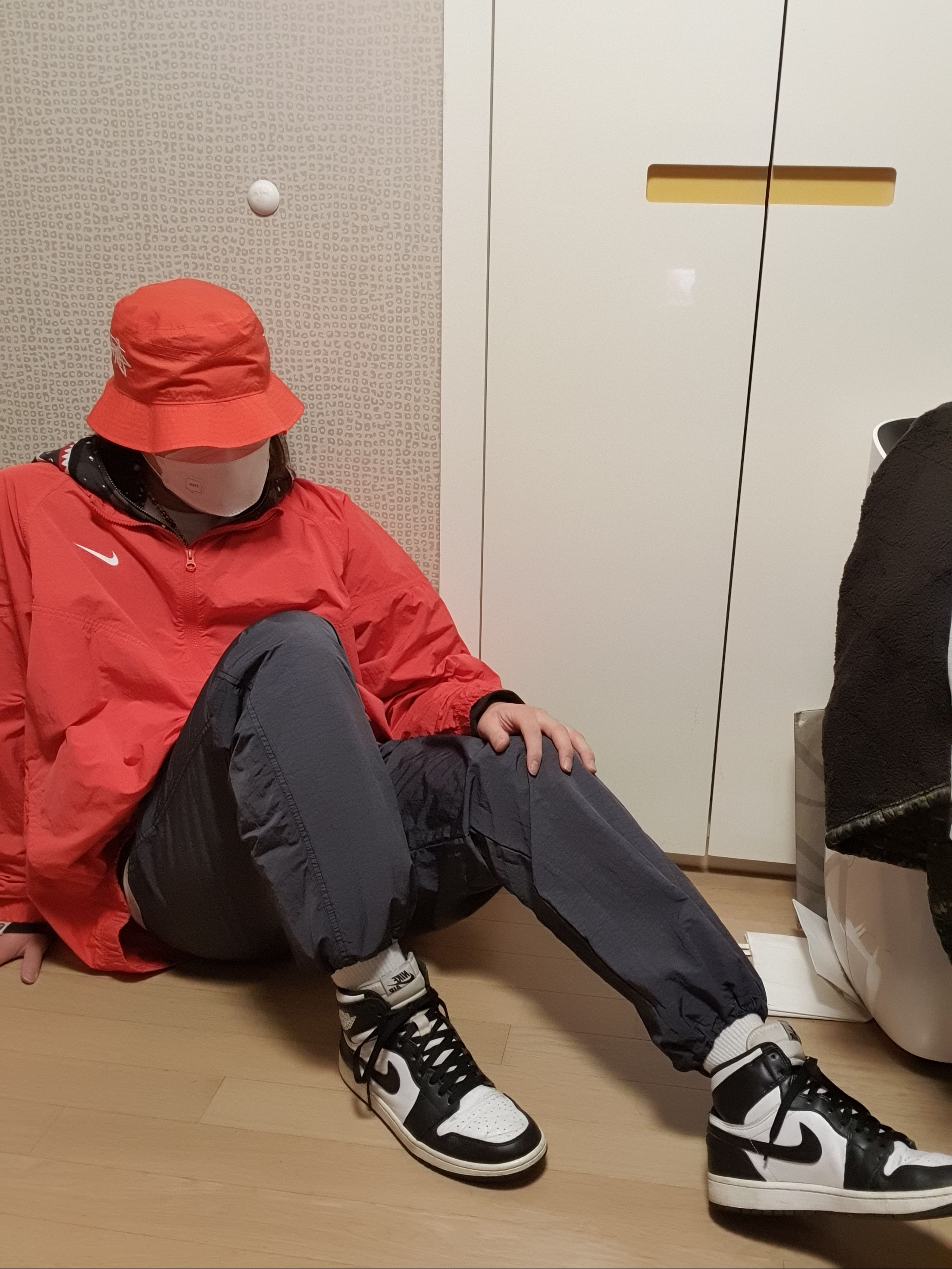 Jordan 1 Retro High OG Black White 2014, Nike x Stussy Windrunner Jacket Habanero Red 착용 스타일