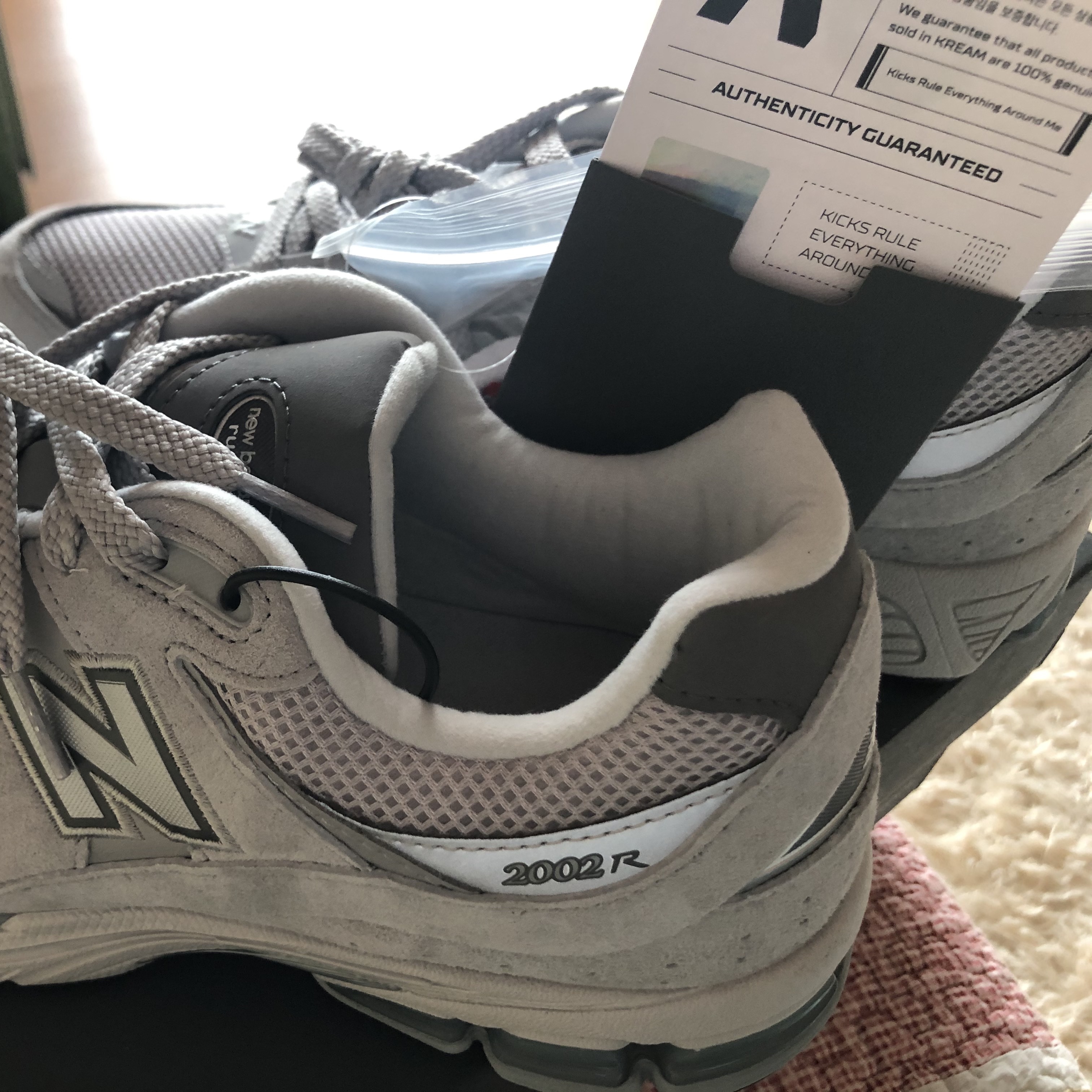 New Balance 2002R T2 Gray 착용 스타일