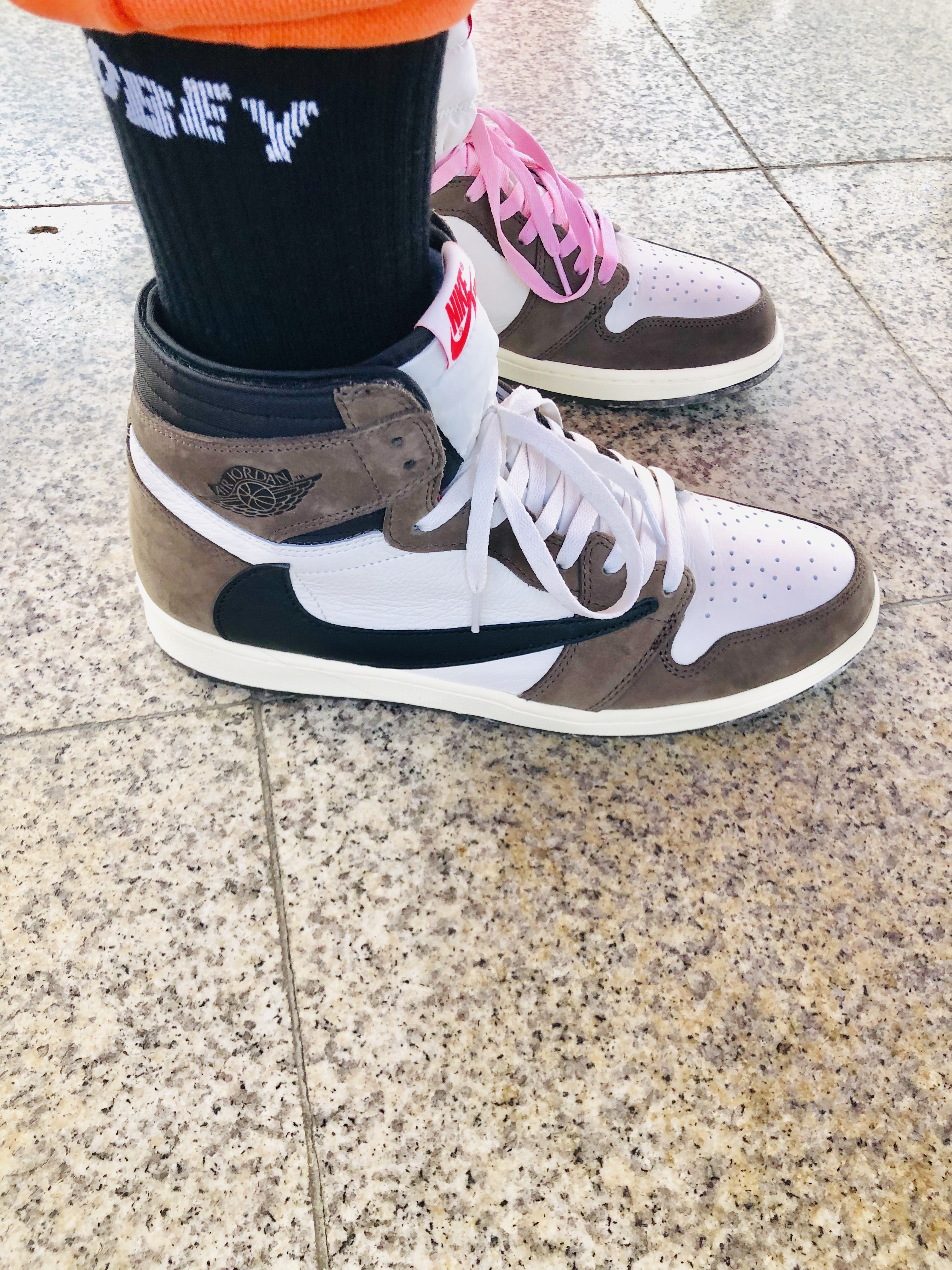 Jordan 1 x Travis Scott Retro High OG SP Mocha 착용 스타일 - 3