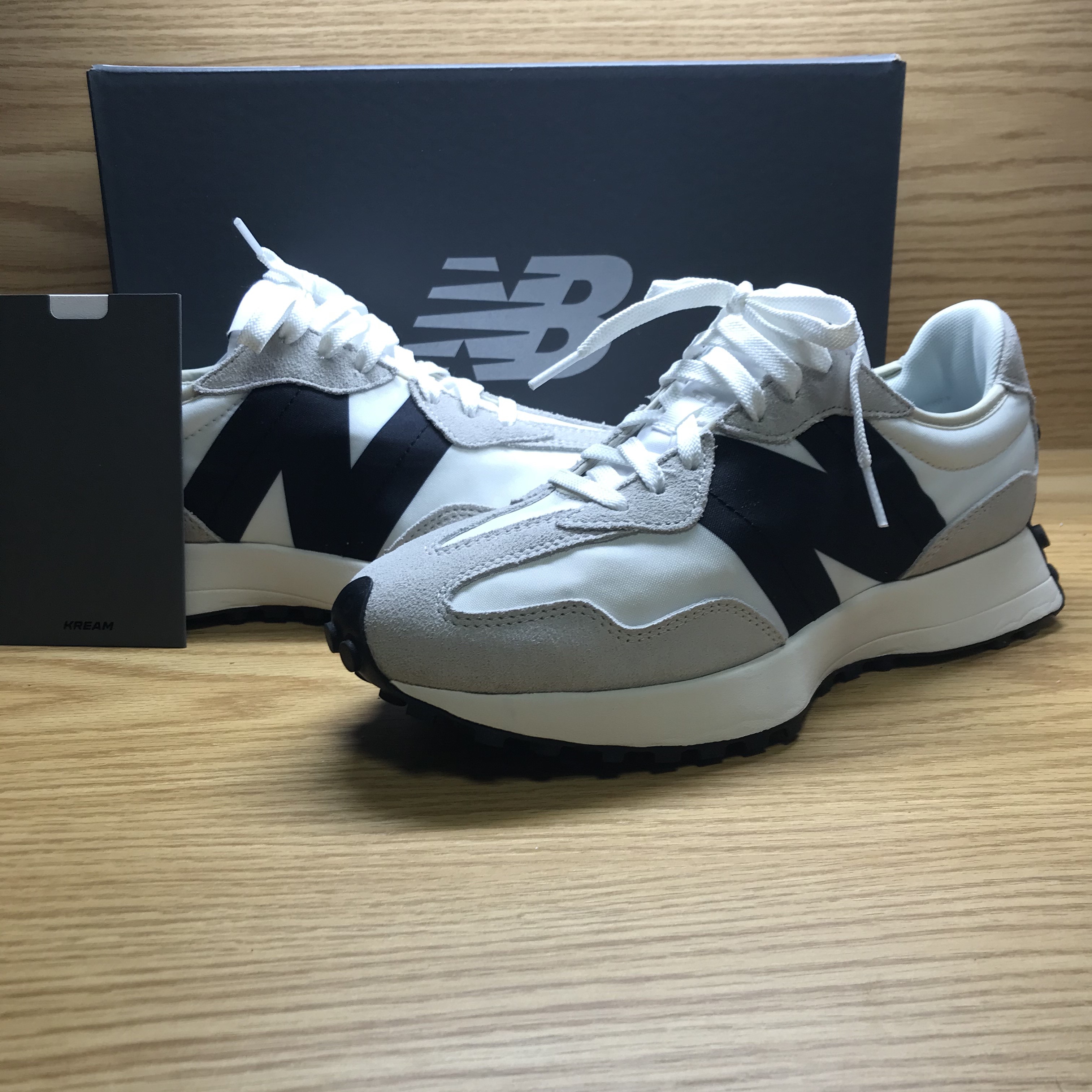 New Balance 327 White Black 착용 스타일 - 1