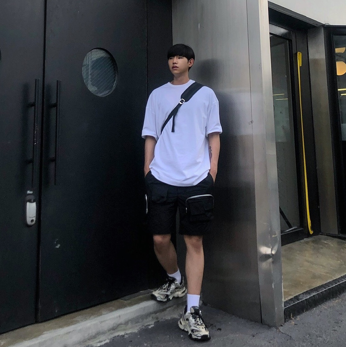 Balenciaga Track.2 Sneakers Beige Black 착용 스타일
