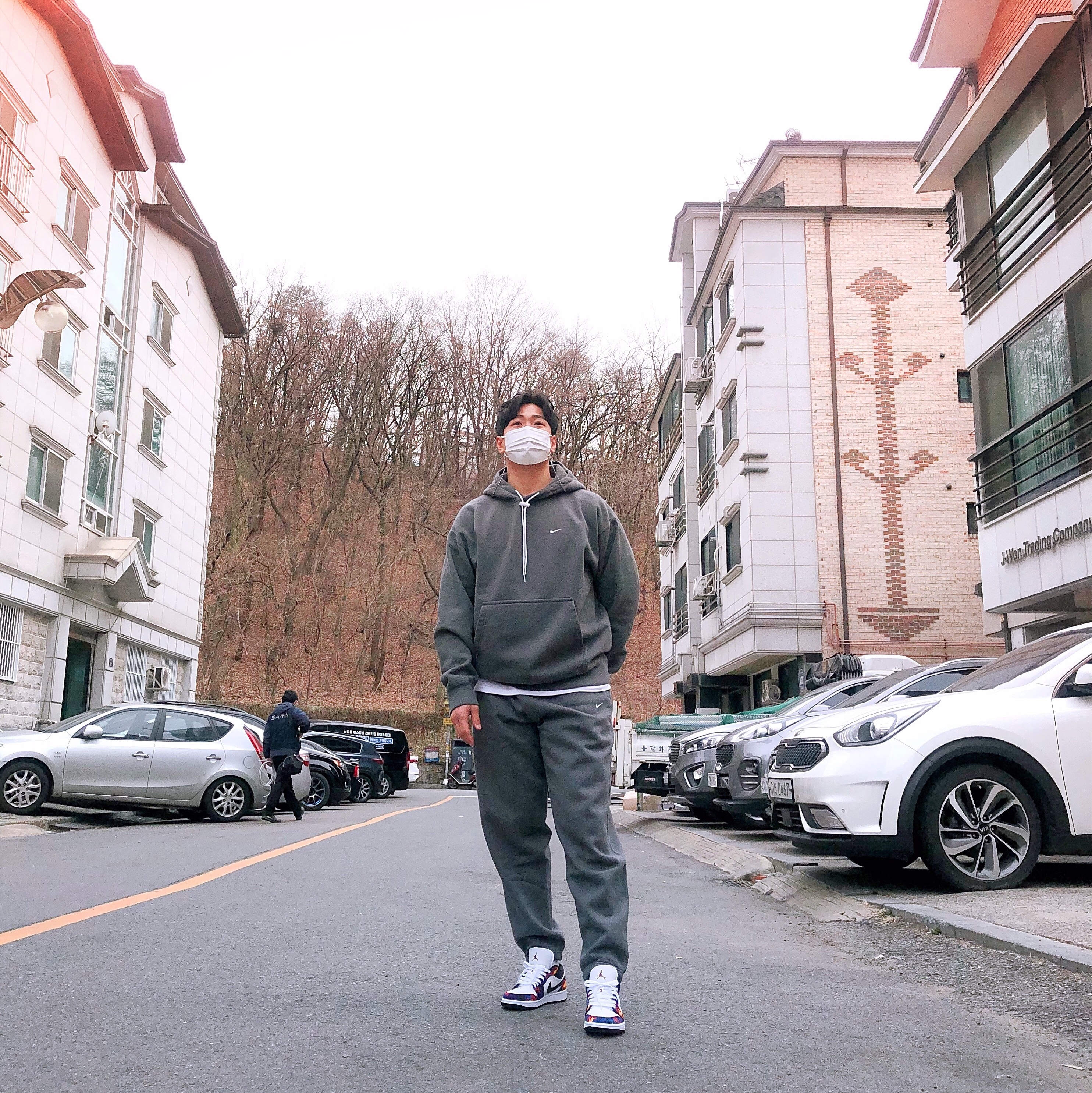 Jordan 1 Low SE Sweater, Nike M NRG Sweatpants Wash Charcoal Heather White 착용 스타일