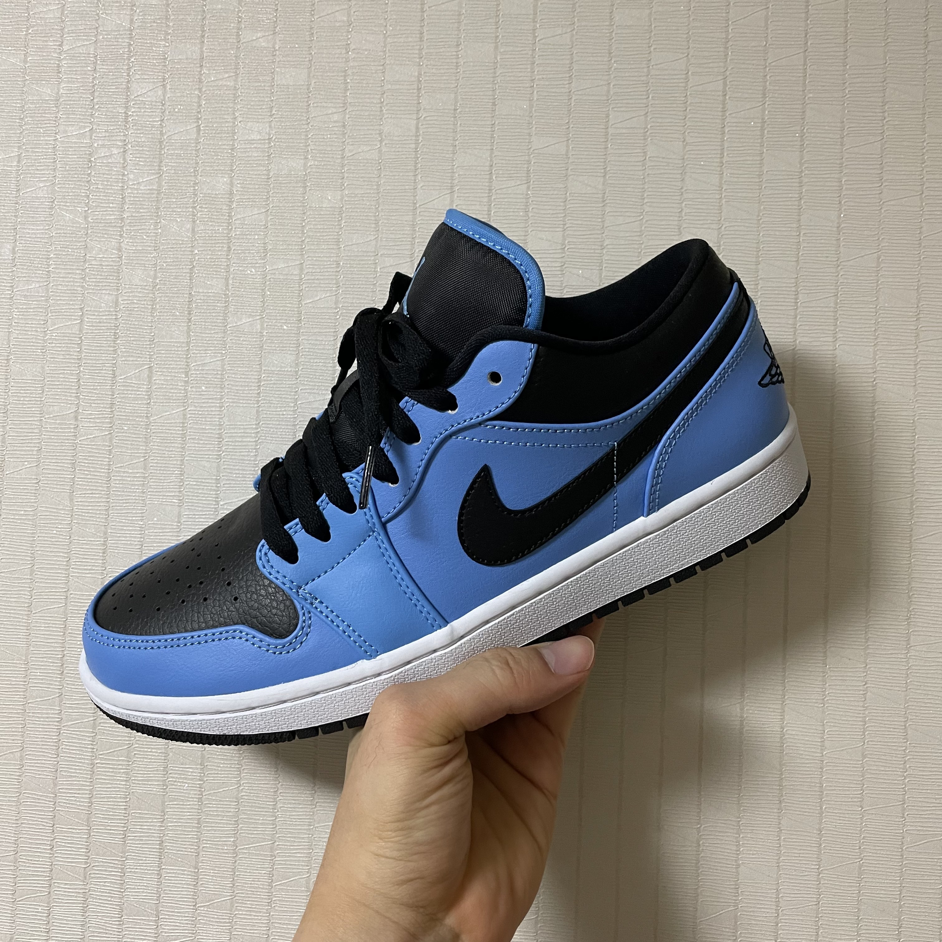 Jordan 1 Low University Blue Black 착용 스타일