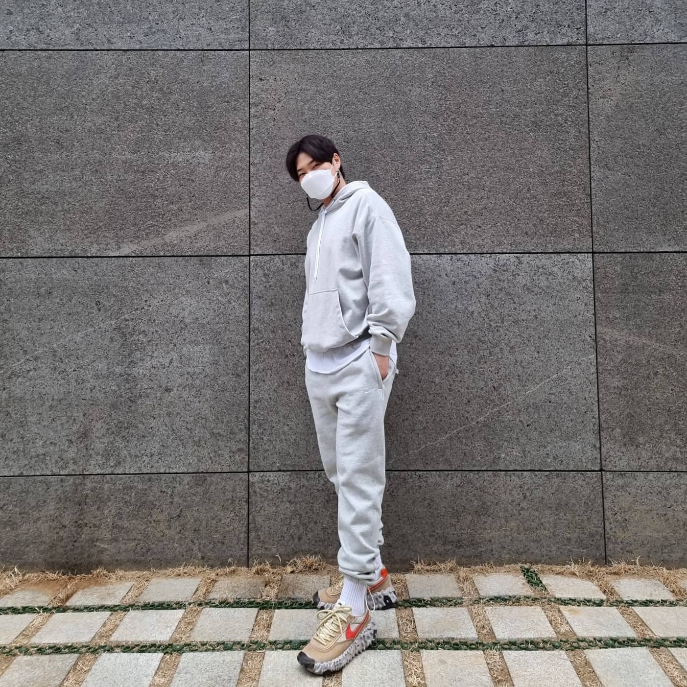 Nike Overbreak SP Fossil, Nike M NRG Hoodie Dark Grey Heather 착용 스타일 - 2