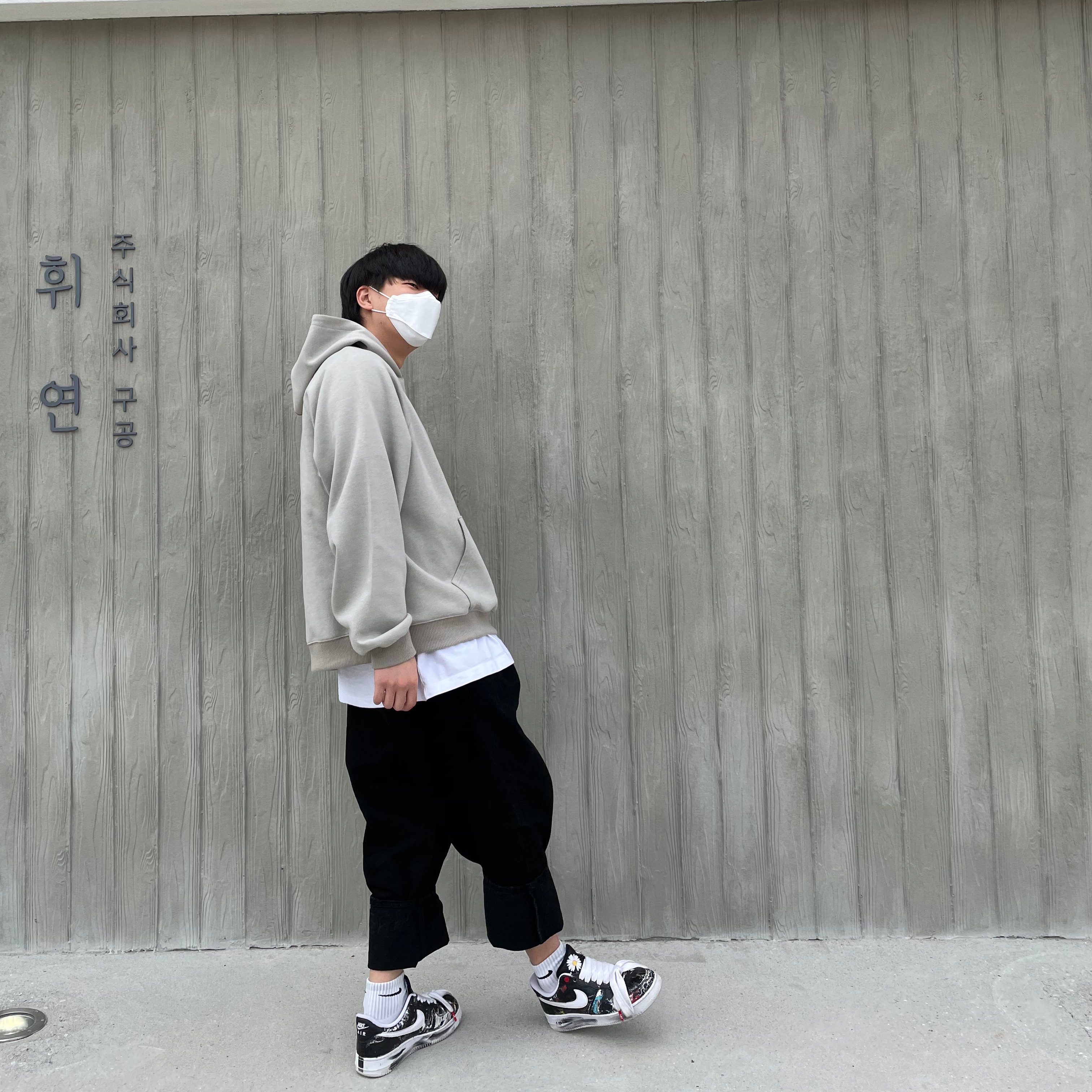 Adidas Yeezy Boost 700 Wave Runner Solid Grey 2017/2019, (W) Jordan 4 x Off-White Retro SP Sail 착용 스타일 - 3