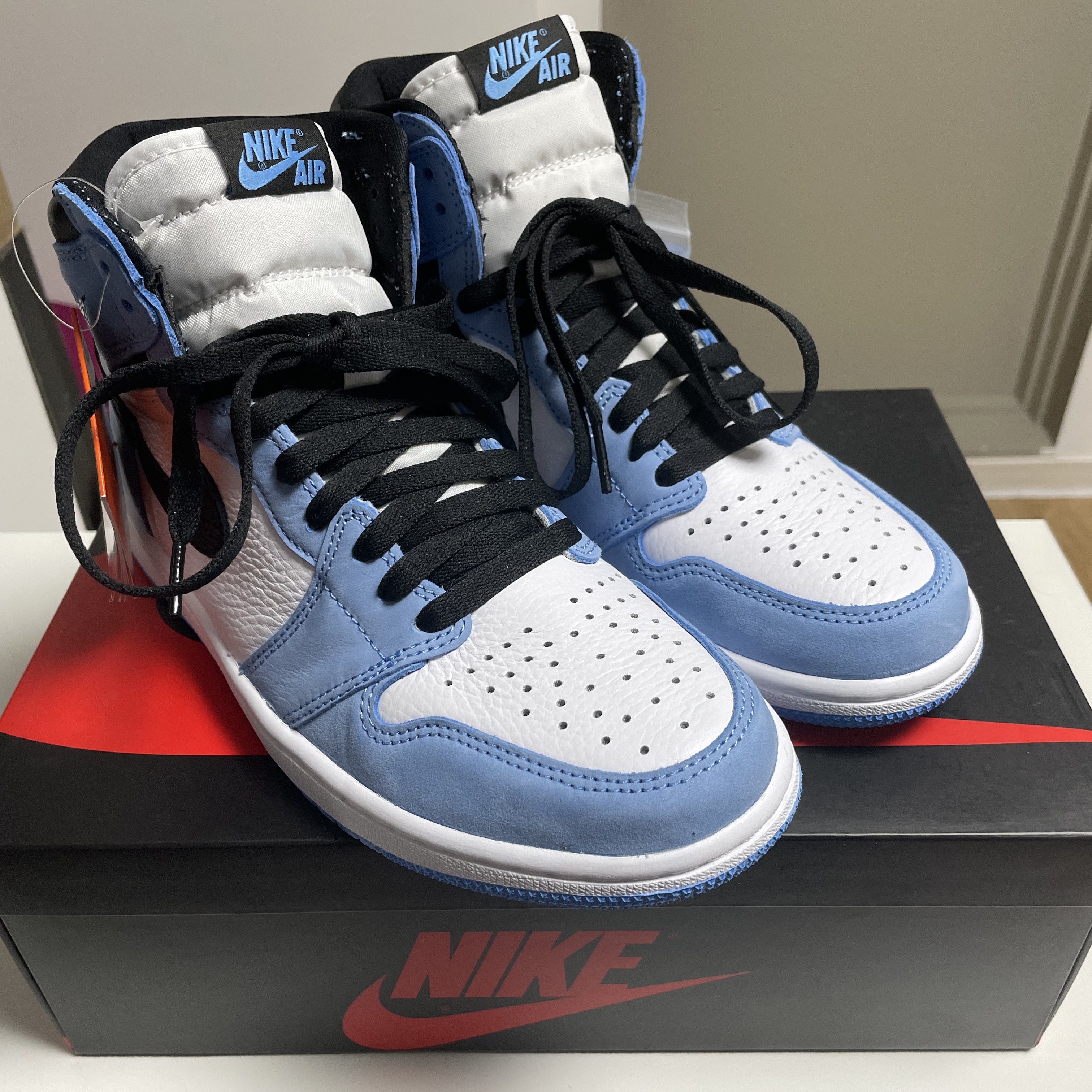 Jordan 1 Retro High OG University Blue 착용 스타일 - 4
