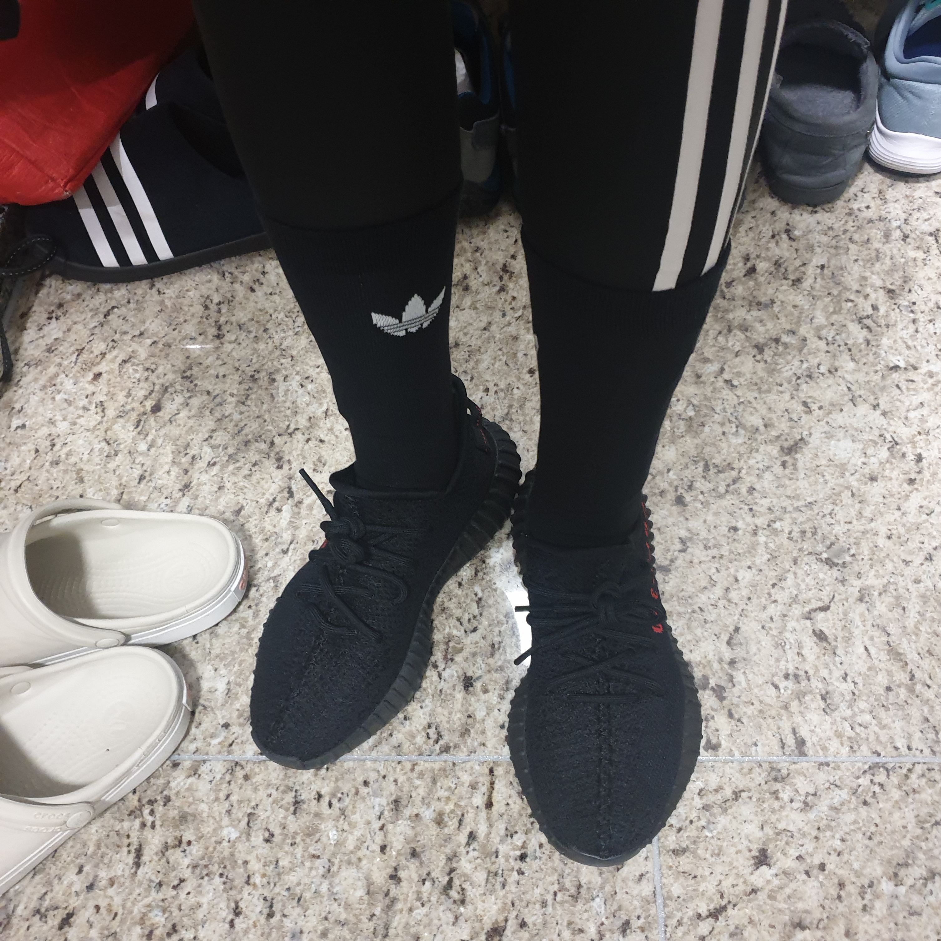 Adidas Yeezy Boost 350 V2 Black Red 2020 착용 스타일 - 3