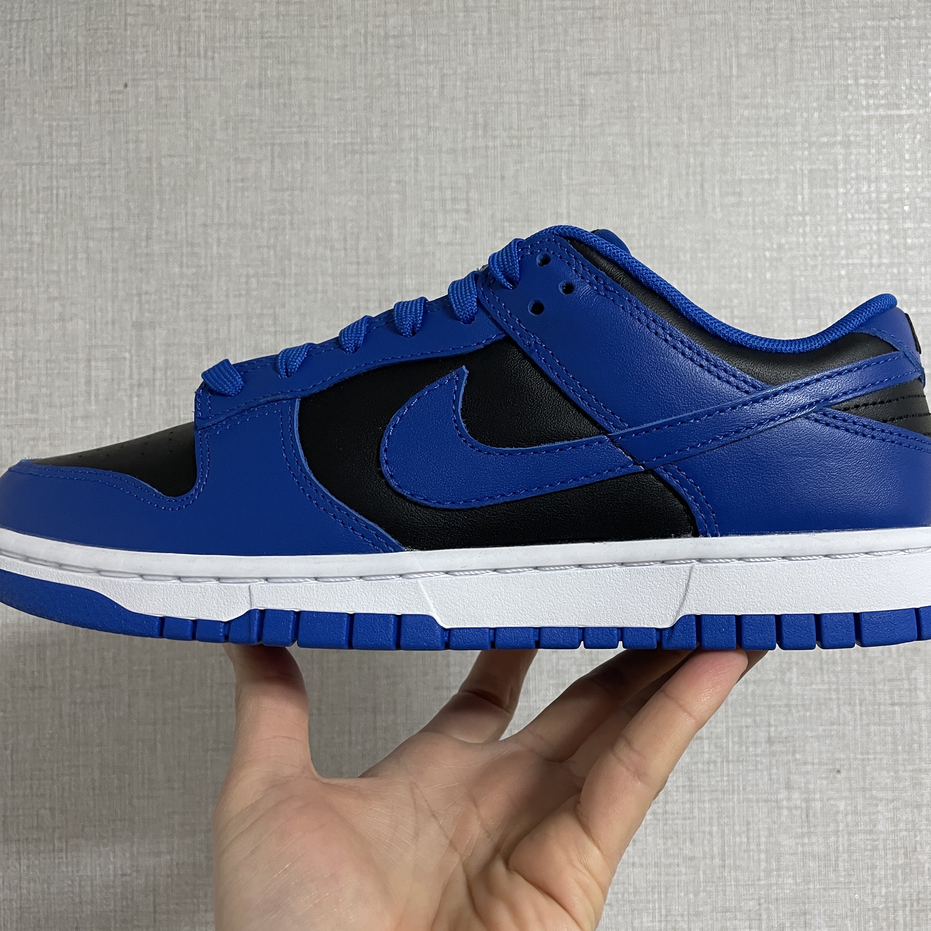 Nike Dunk Low Retro Hyper Cobalt 착용 스타일 - 2