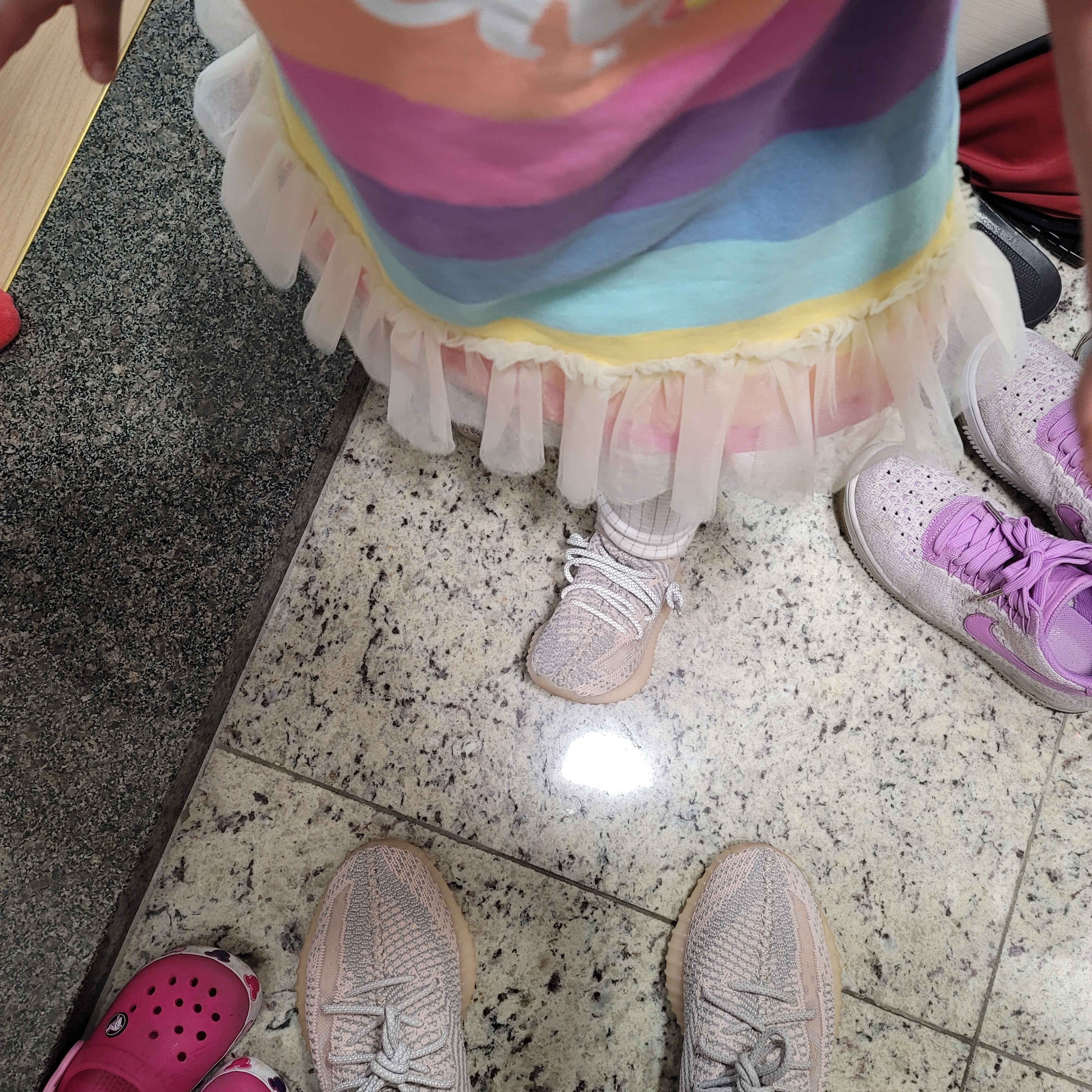 Adidas Yeezy Boost 350 V2 Synth - Non-Reflective 착용 스타일 - 2