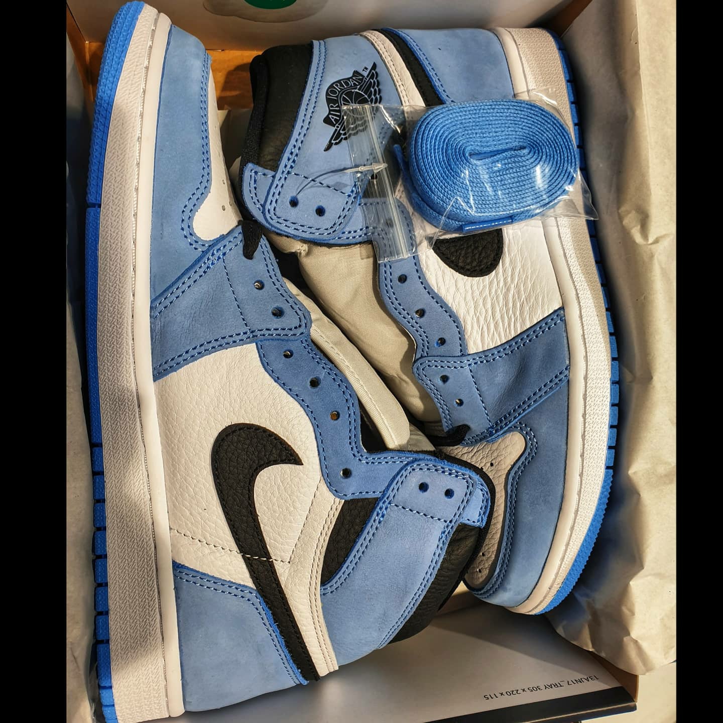 Jordan 1 Retro High OG University Blue, Converse Run Star Hike Hi Black White Gum 착용 스타일 - 1