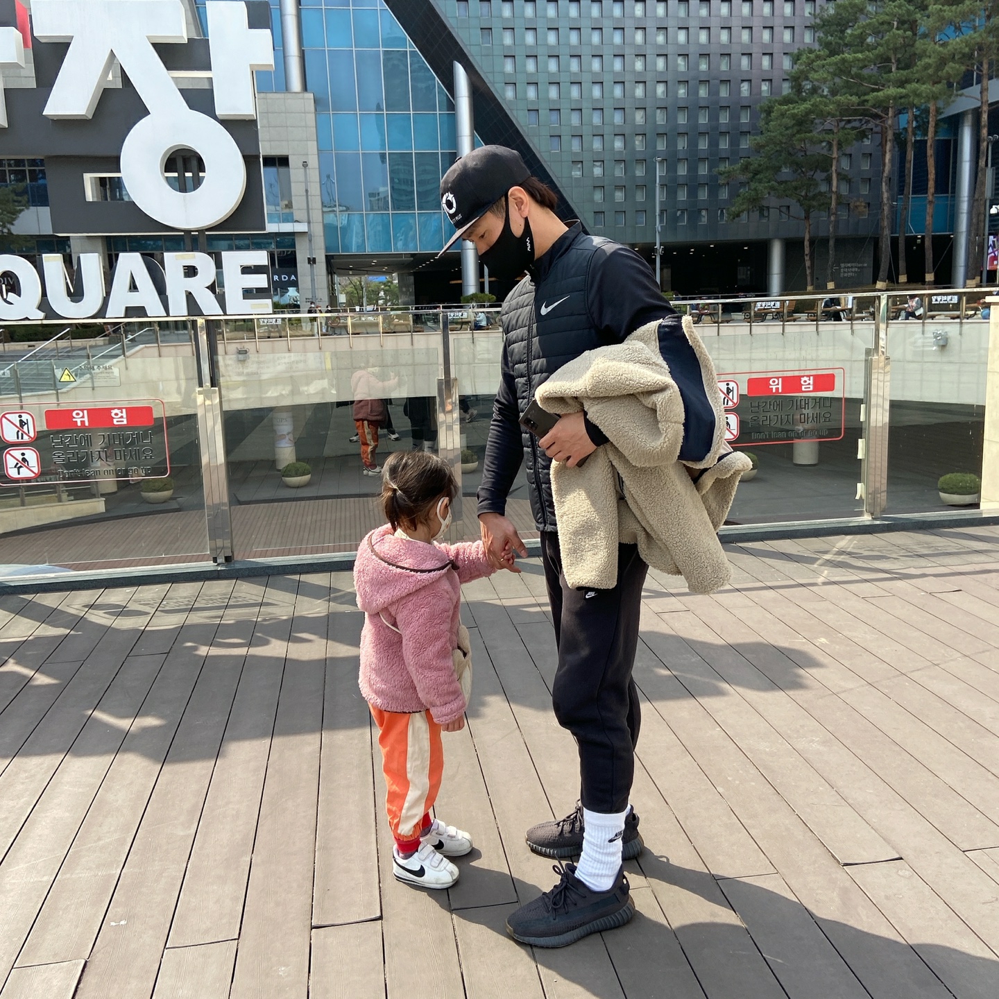 Adidas Yeezy Boost 350 V2 Cinder 착용 스타일