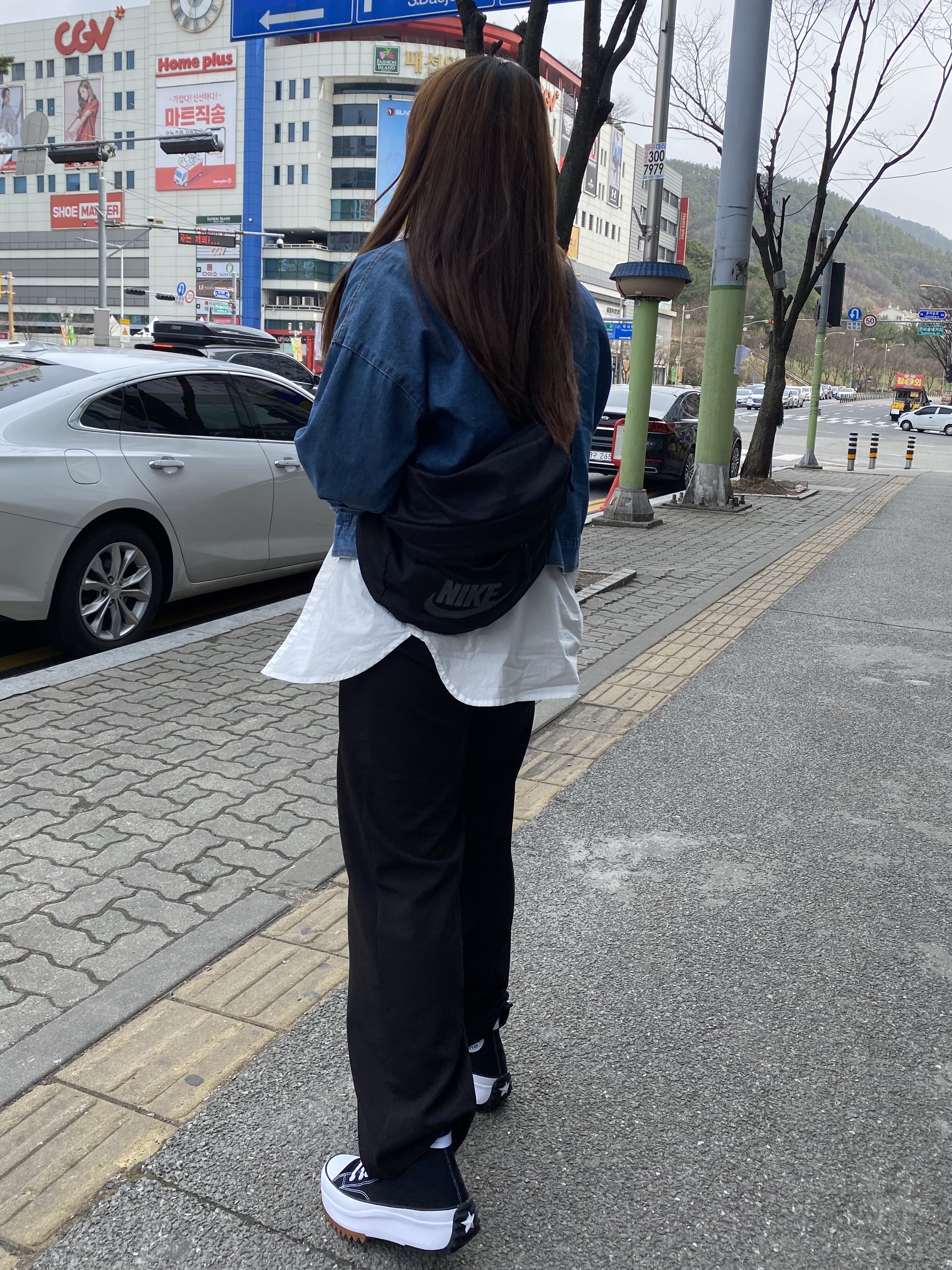 Converse Run Star Hike Hi Black White Gum 착용 스타일 - 1
