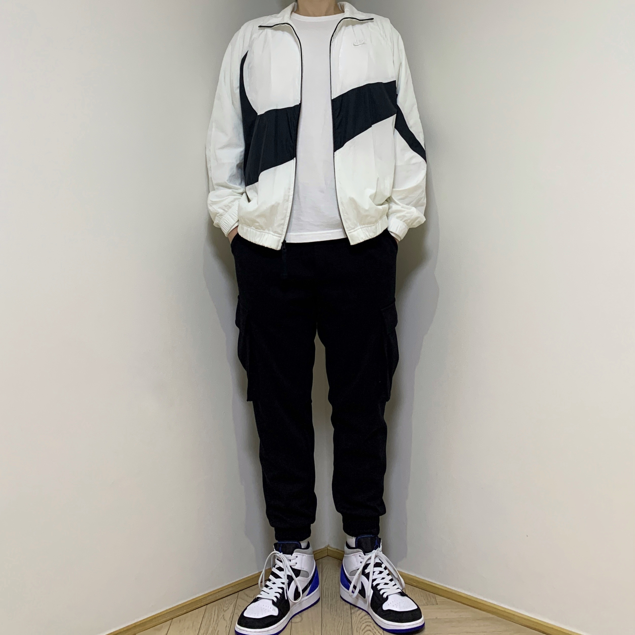 Jordan 1 Mid SE Hyper Royal 착용 스타일