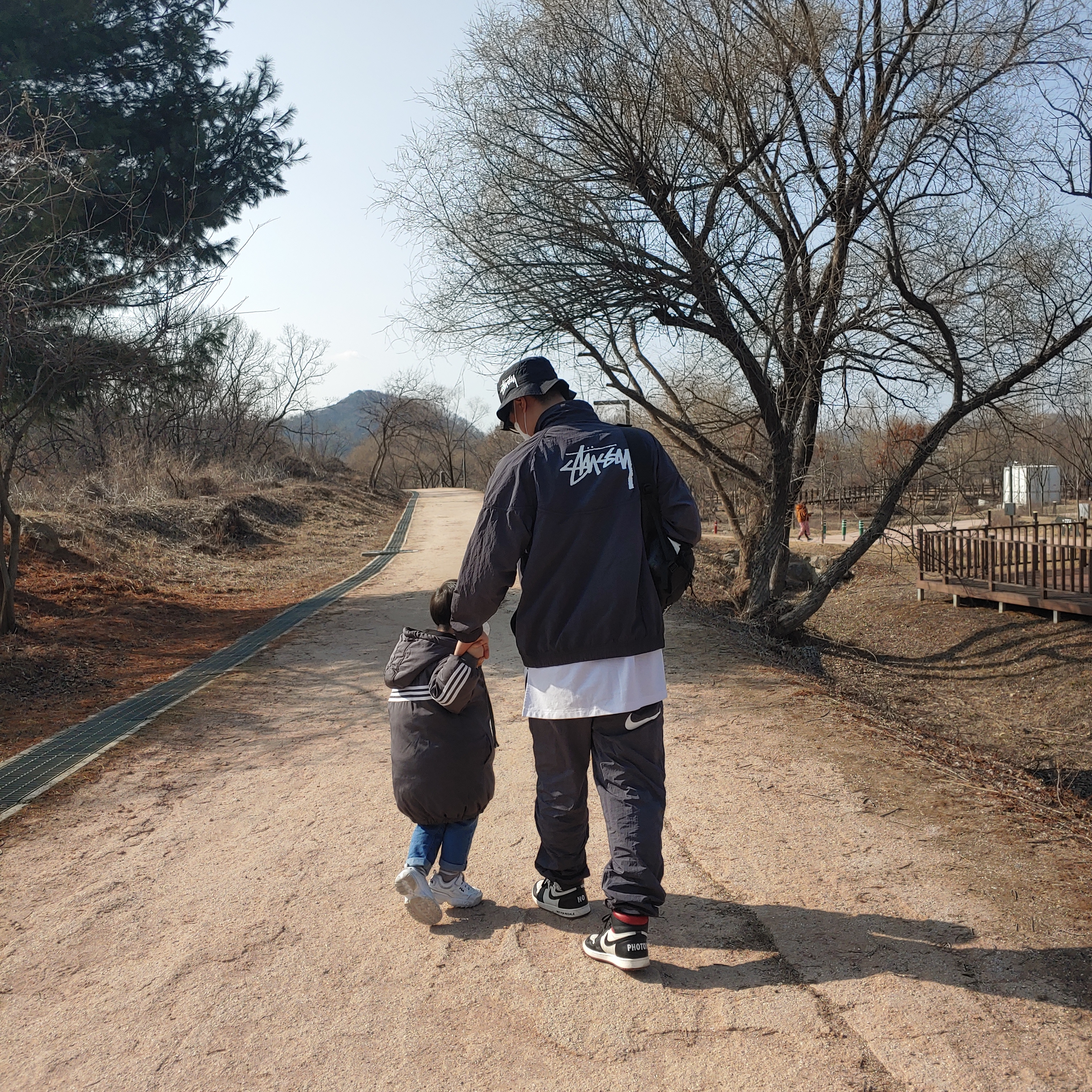 Nike x Stussy Windrunner Jacket Off Noir, Nike x Stussy Beach Pants Off Noir 착용 스타일