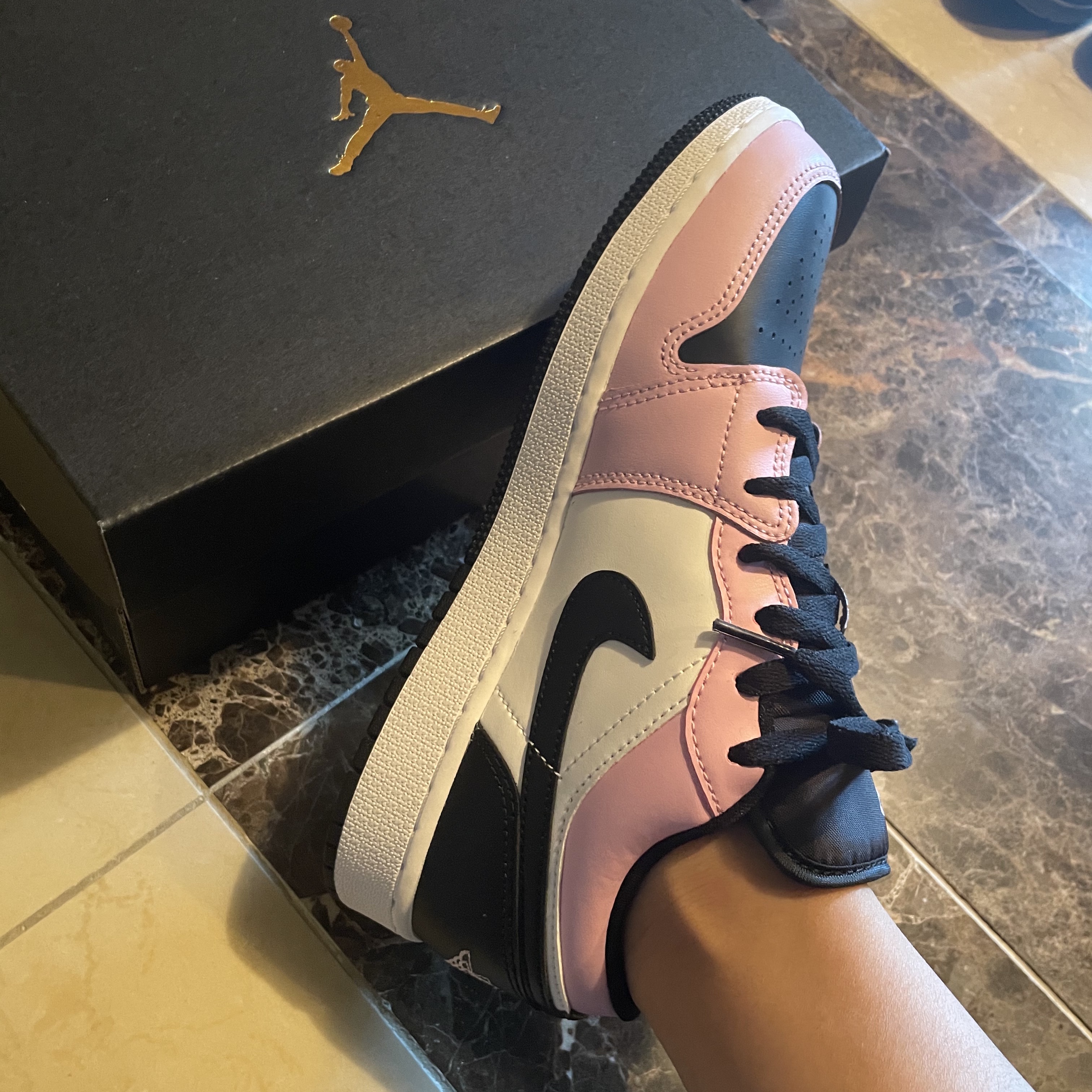 (GS) Jordan 1 Low Light Arctic Pink 착용 스타일 - 1