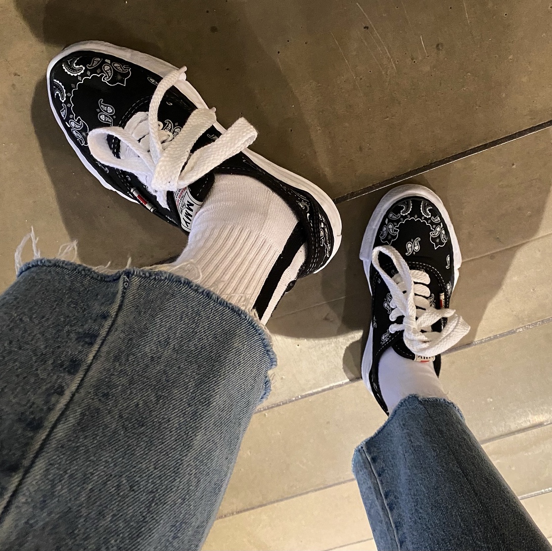 Maison Mihara Yasuhiro Baker OG Sole Bandana Low-top Sneakers Black 착용 스타일 - 2
