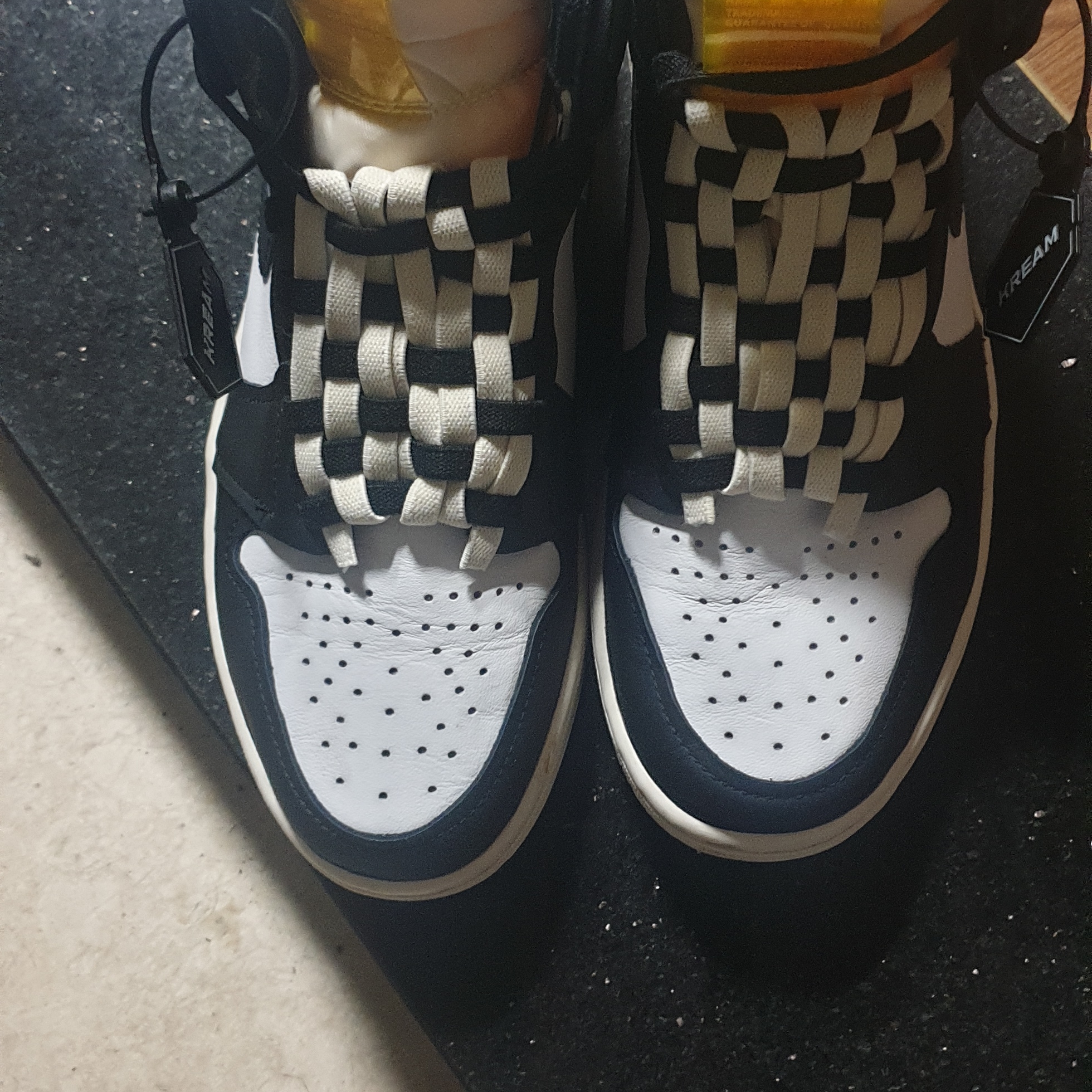 Jordan 1 Retro High OG Volt Gold 착용 스타일 - 2
