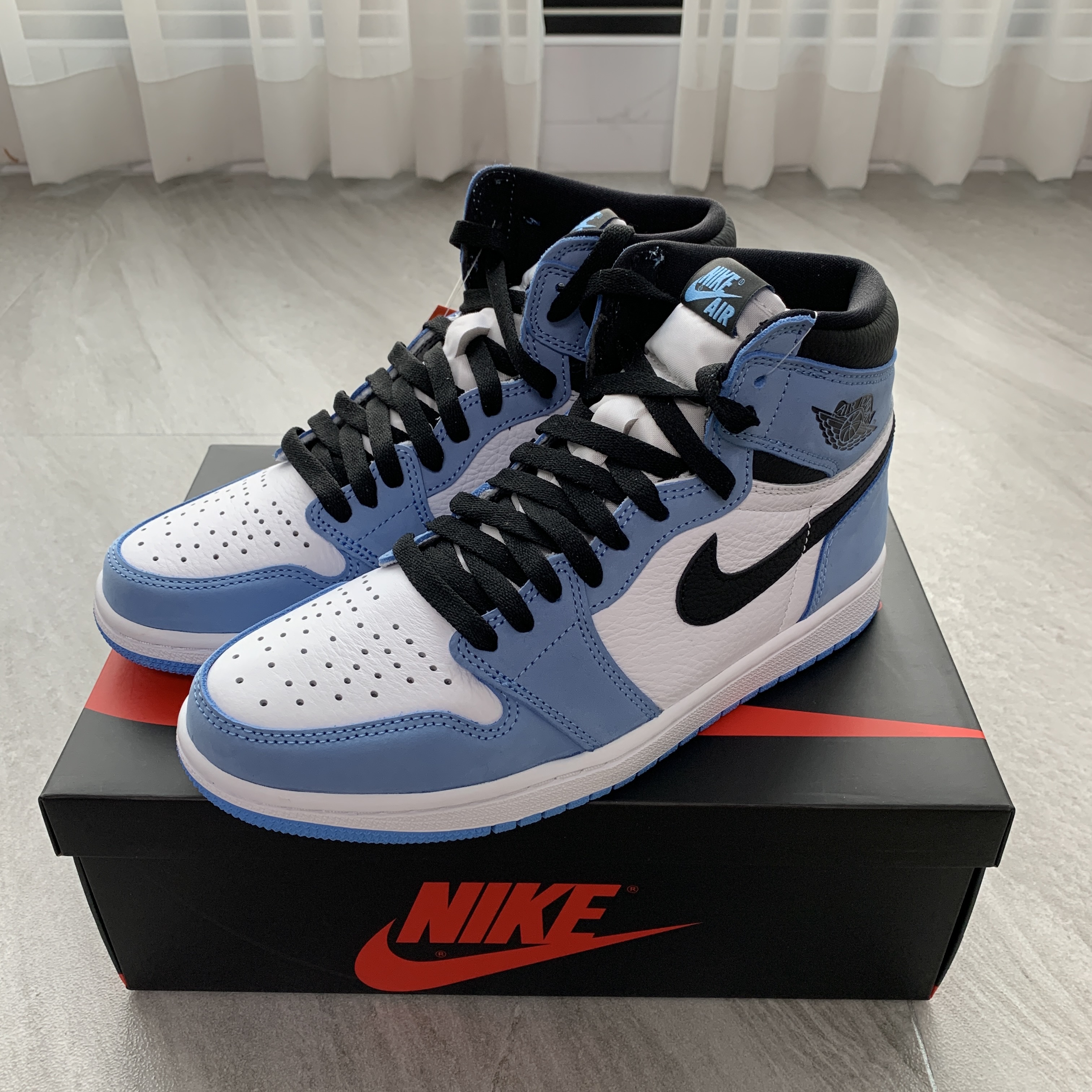 Jordan 1 Retro High OG University Blue 착용 스타일 - 1