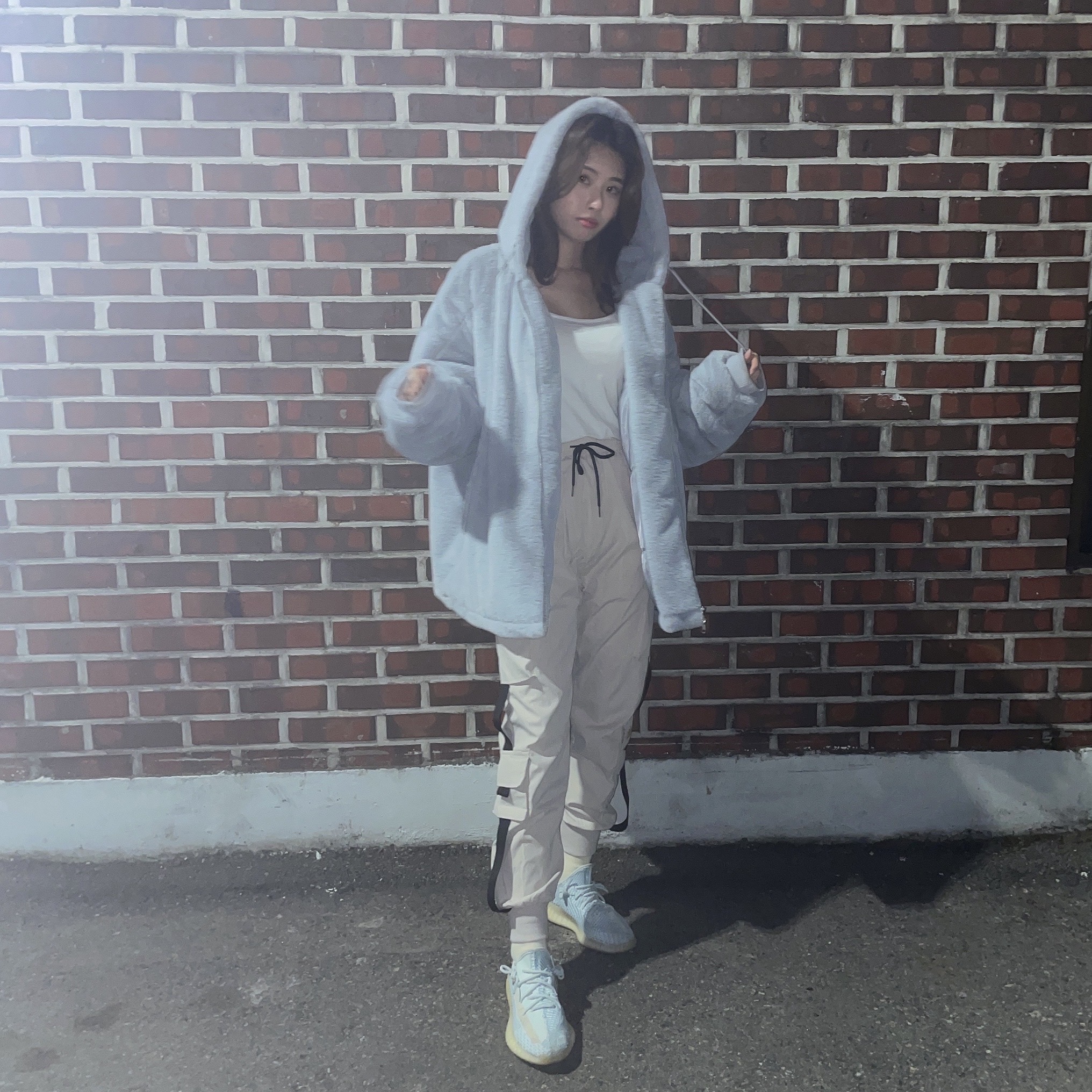 Adidas Yeezy Boost 350 V2 Cloud White - Non-Reflective 착용 스타일