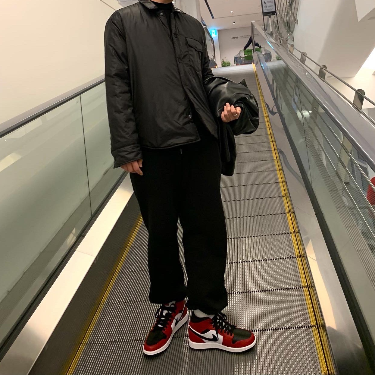 Jordan 1 Mid Chicago Black Toe ์ฐฉ์ฉ ์คํ์ผ - 3