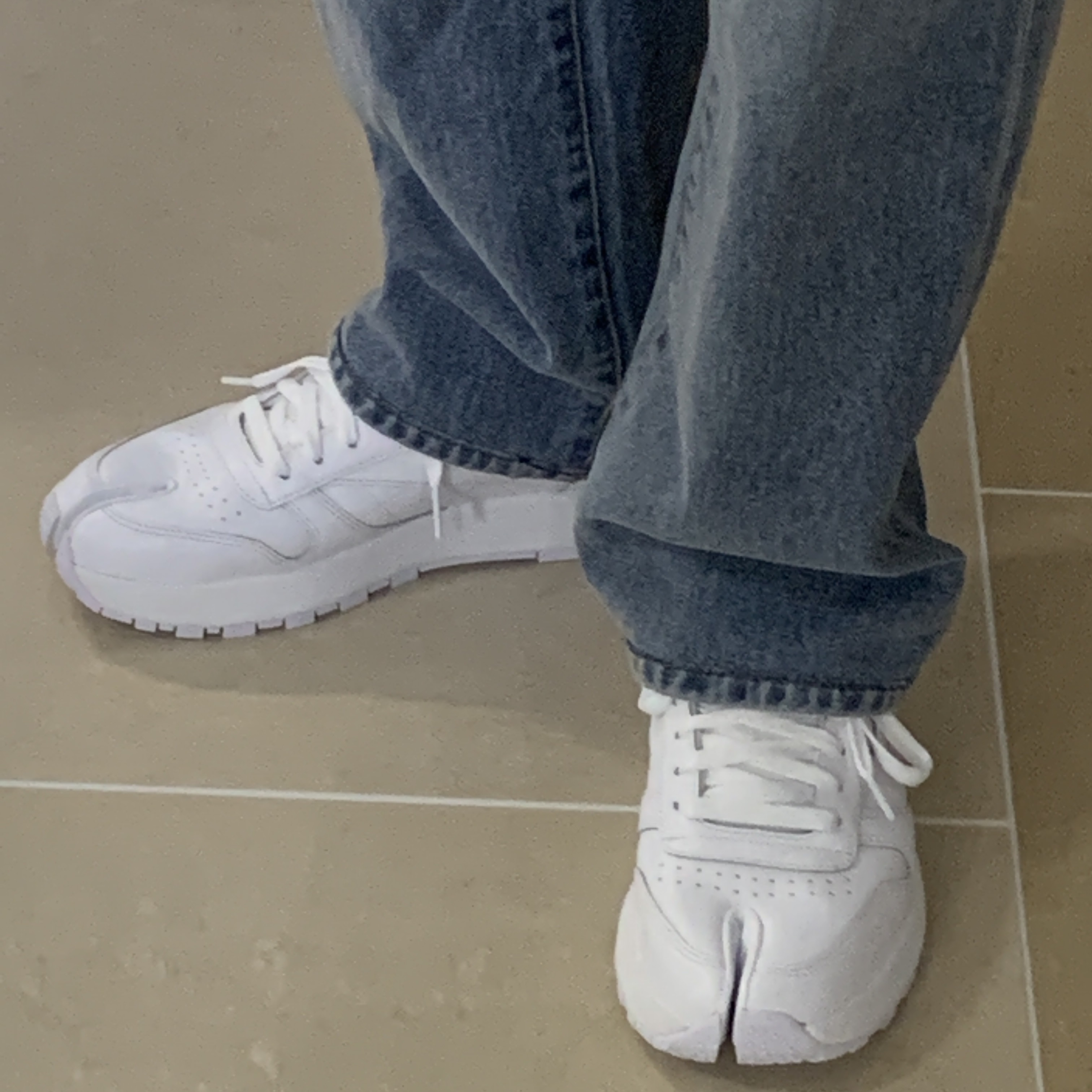 Reebok x Maison Margiela Classic Leather Tabi Shoes White 착용 스타일 - 1