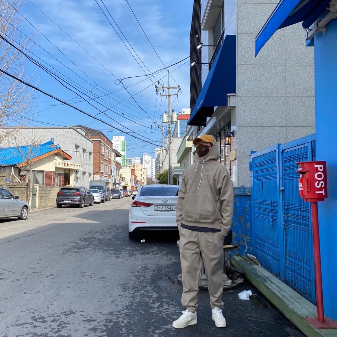 Nike x Stussy Air Force 1 Low Fossil, Nike NRG Solo Swoosh Fleece Pants Khaki - US/EU 착용 스타일 - 2