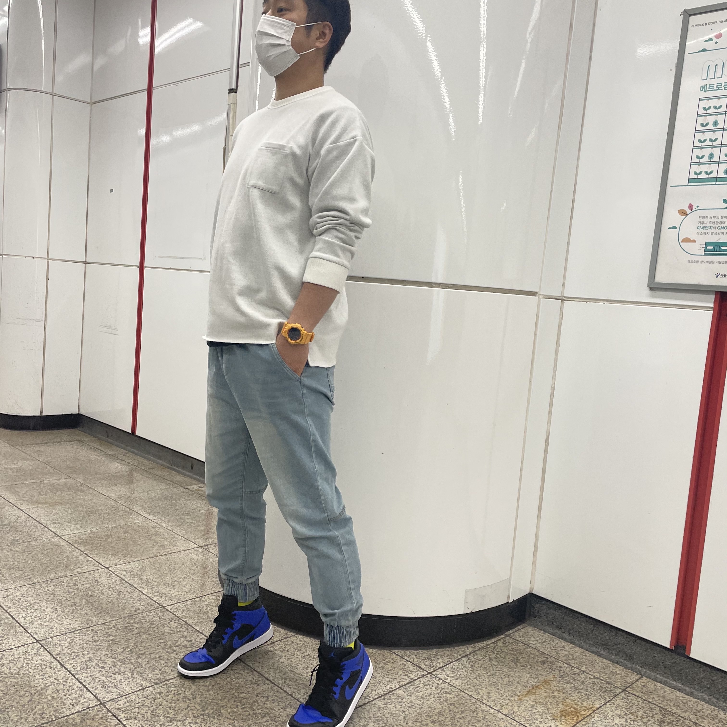 Jordan 1 Mid Black Hyper Royal 착용 스타일