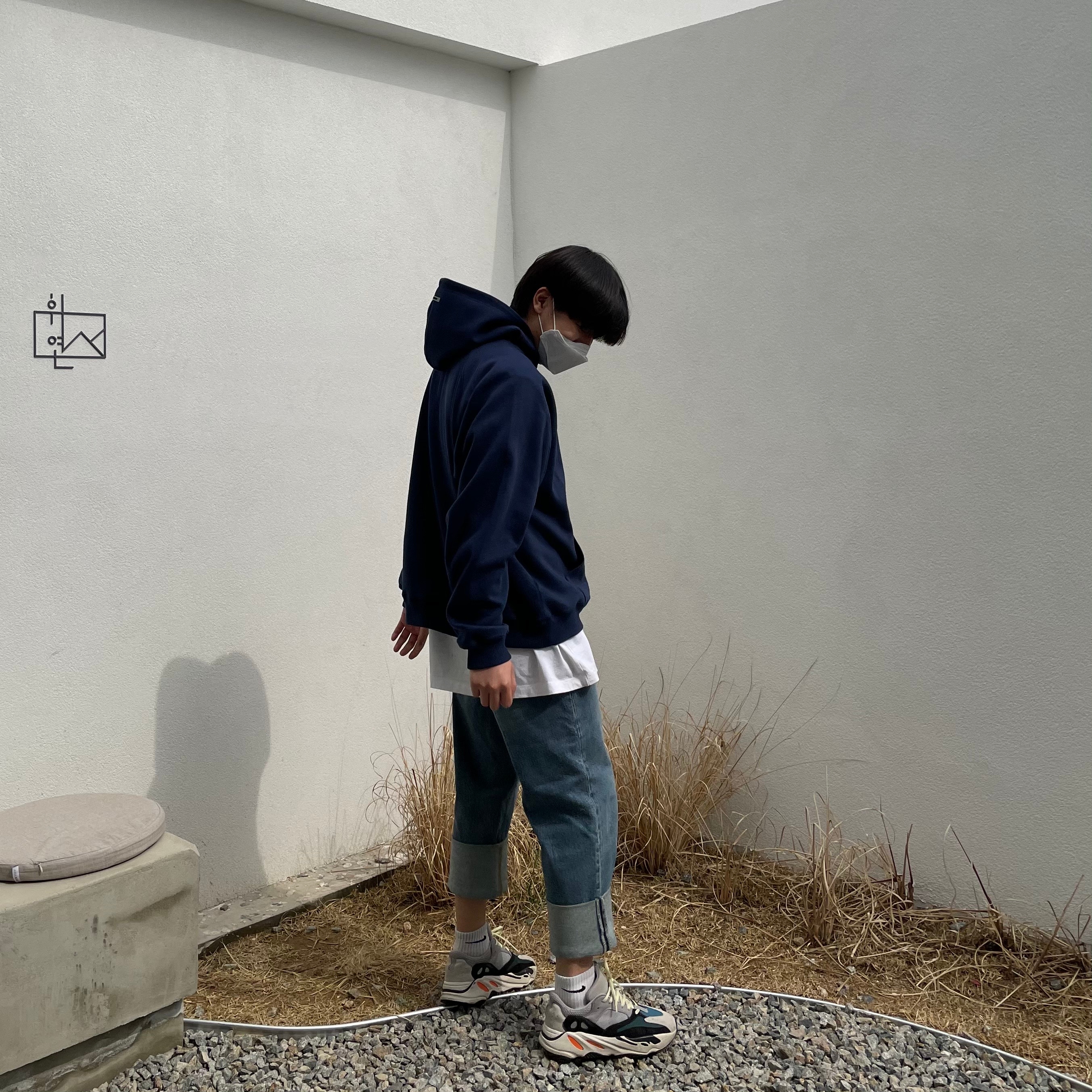 Adidas Yeezy Boost 700 Wave Runner Solid Grey 2017/2019, (W) Jordan 4 x Off-White Retro SP Sail 착용 스타일 - 1
