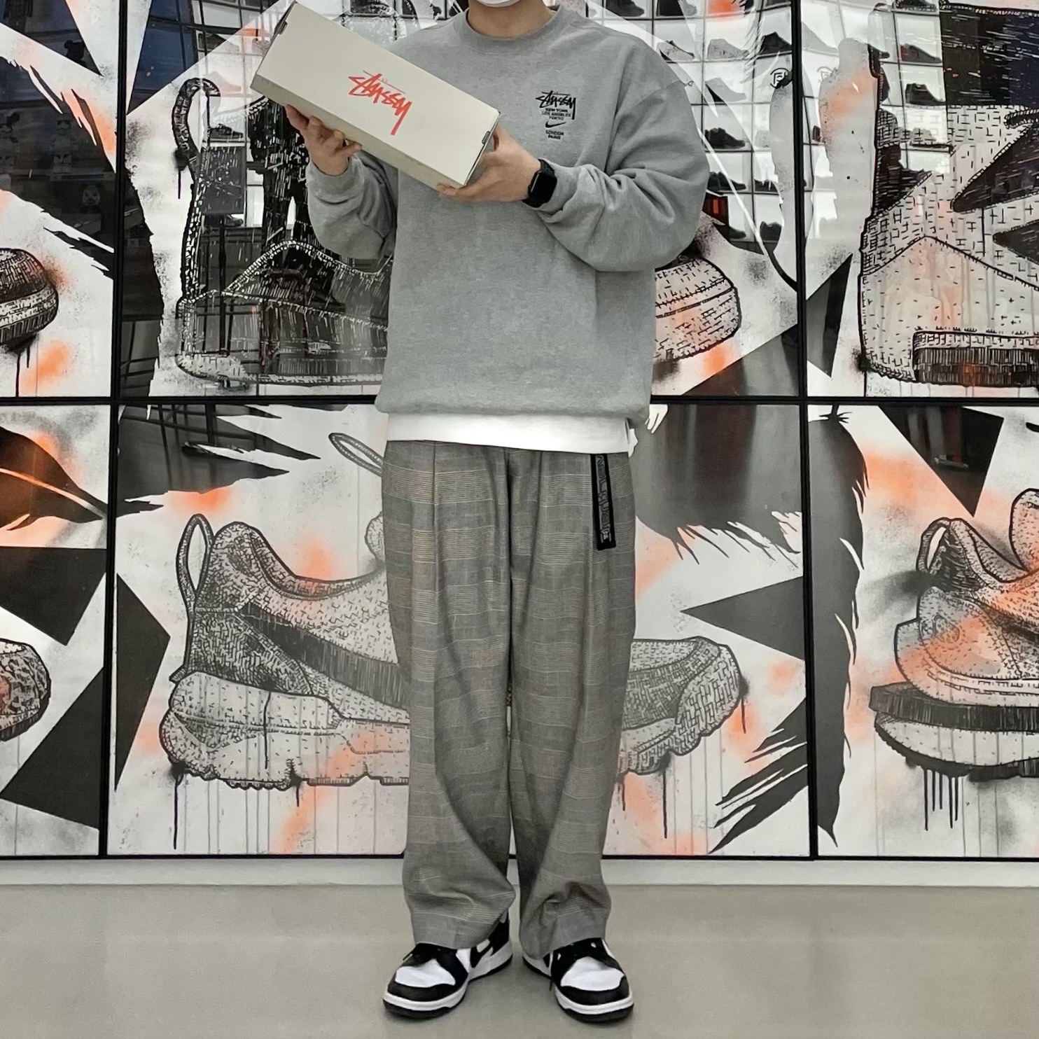 Nike Dunk Low Retro Black, Nike x Stussy NRG ZR Fleece Crewneck Heather Grey - Asia 착용 스타일