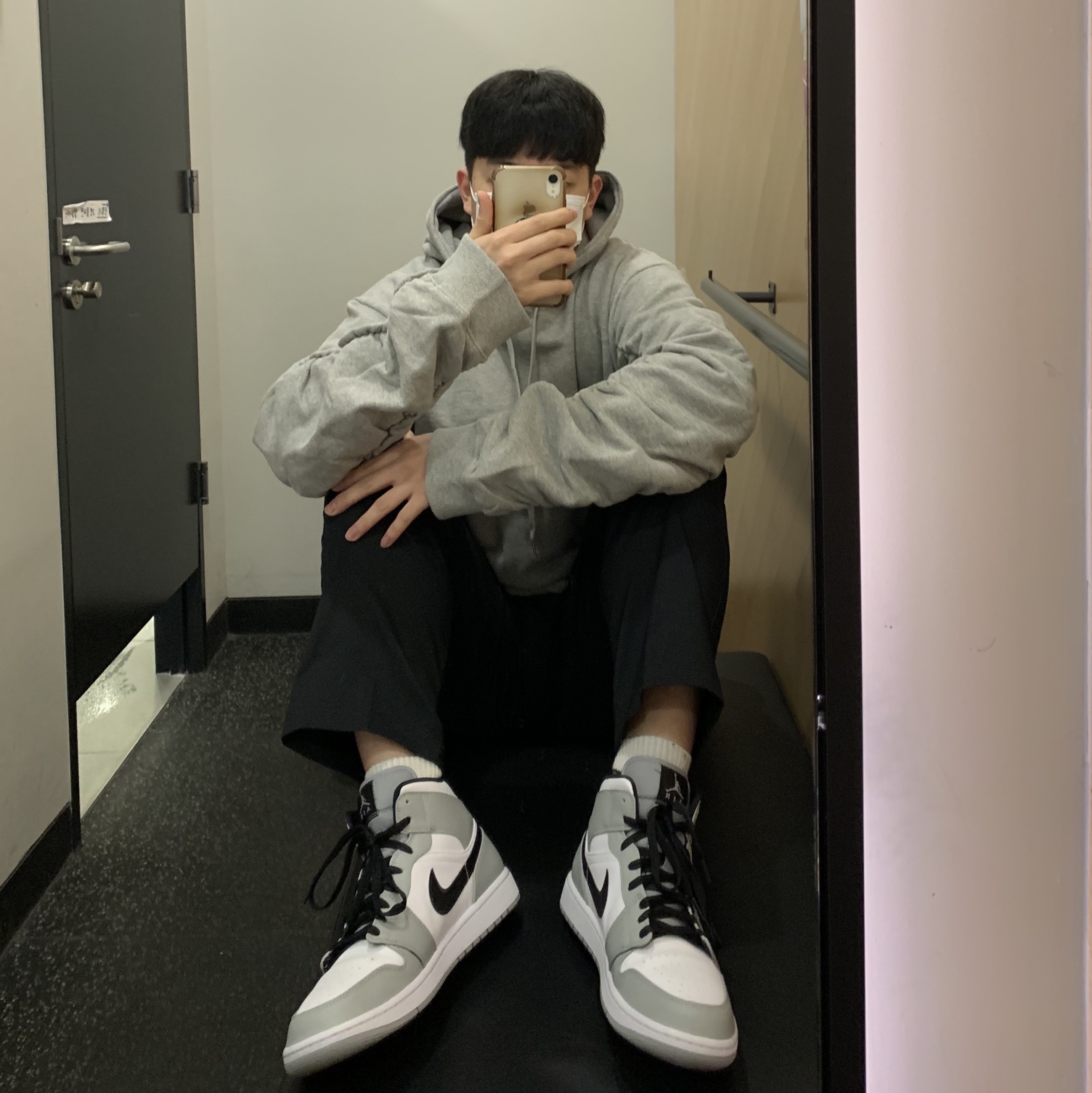 Jordan 1 Mid Light Smoke Grey 착용 스타일