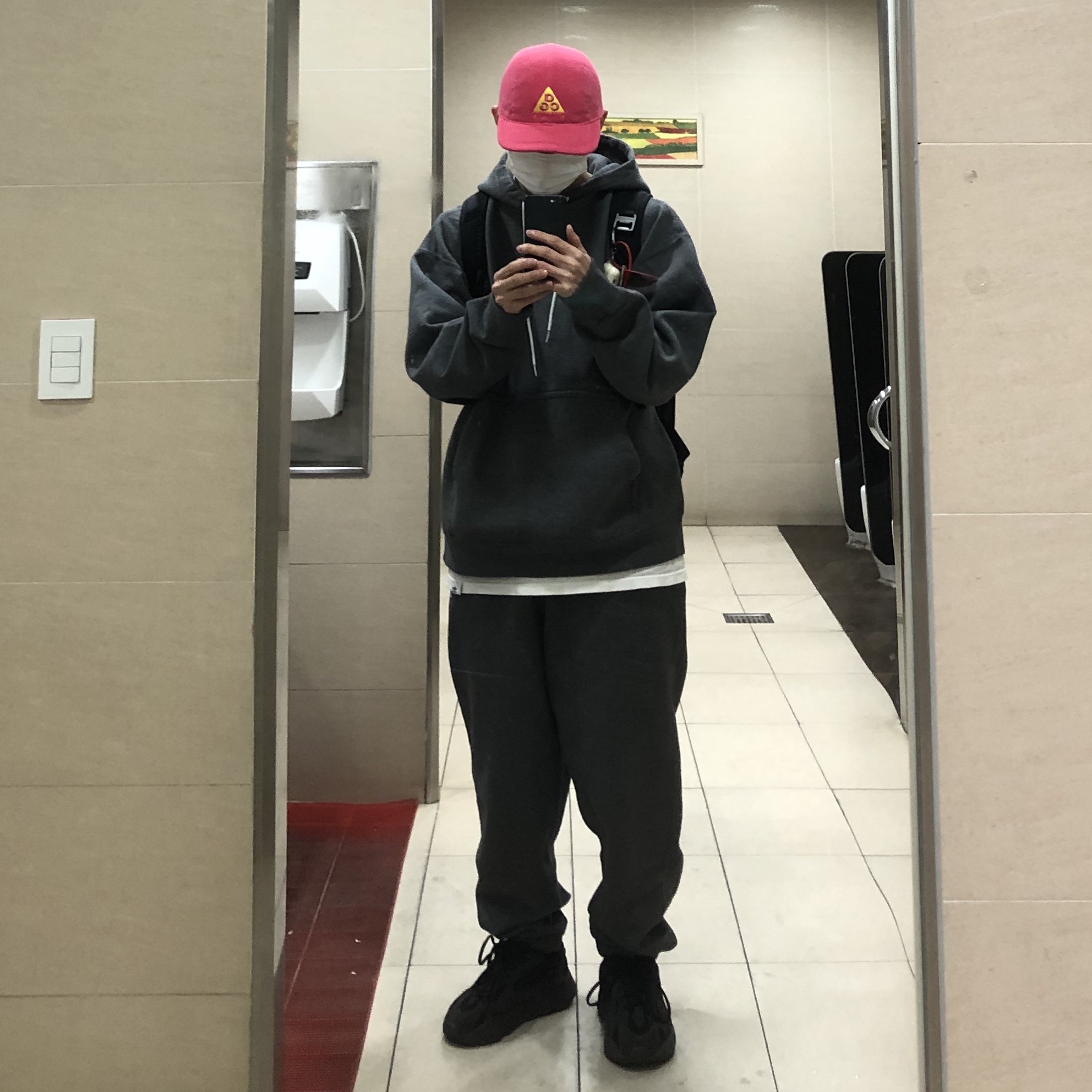 Adidas Yeezy Boost 700 V2 Vanta 2019, Nike M NRG Sweatpants Wash Charcoal Heather White 착용 스타일
