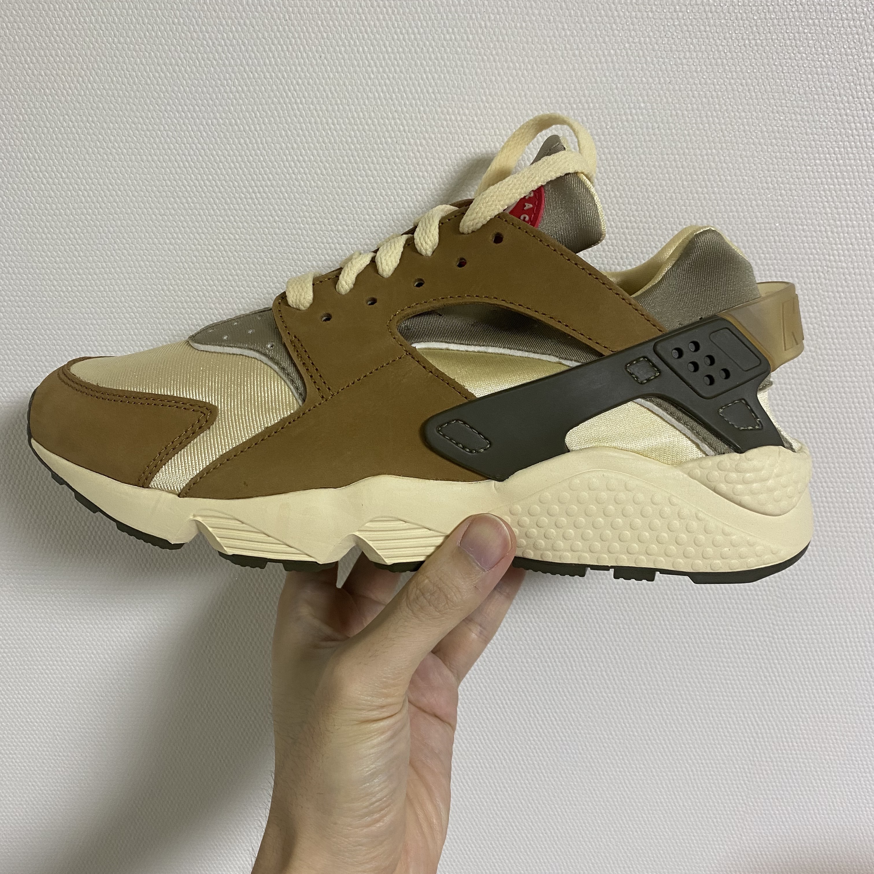 Nike x Stussy Air Huarache LE Desert Oak 착용 스타일