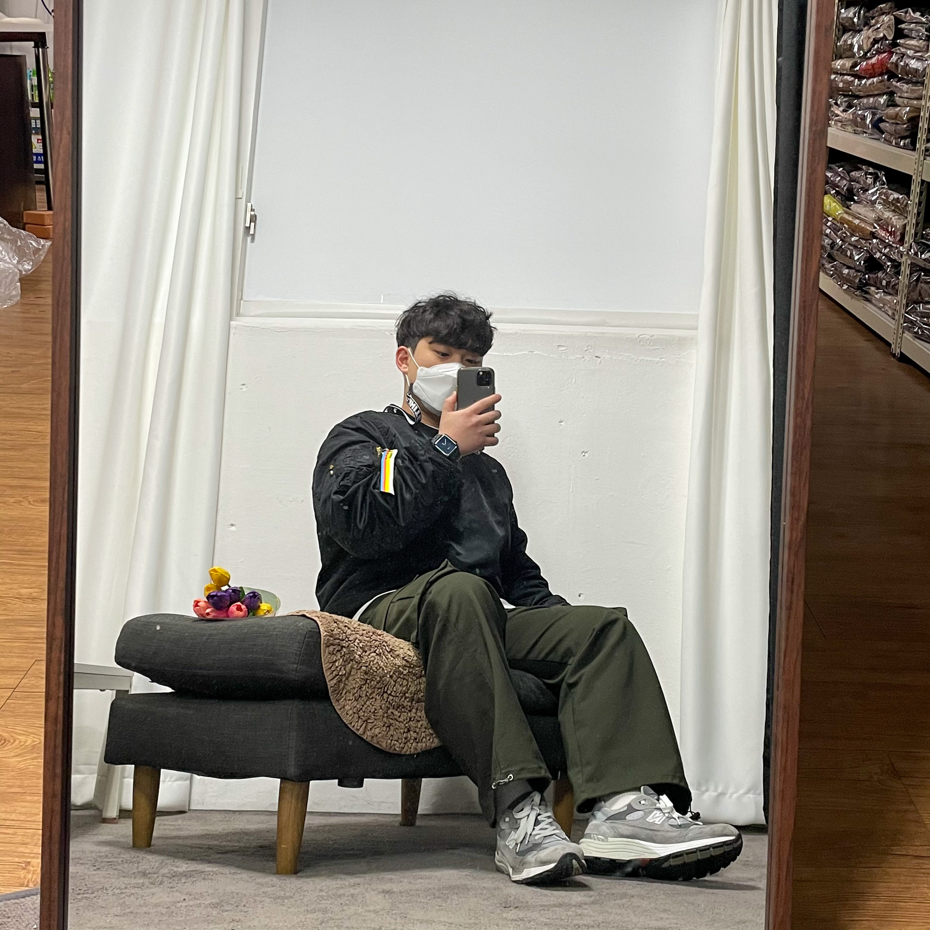 New Balance 992 Made in USA Grey - D Standard, IAB Studio x Alpha Industries MA-1 Crewneck Black 착용 스타일