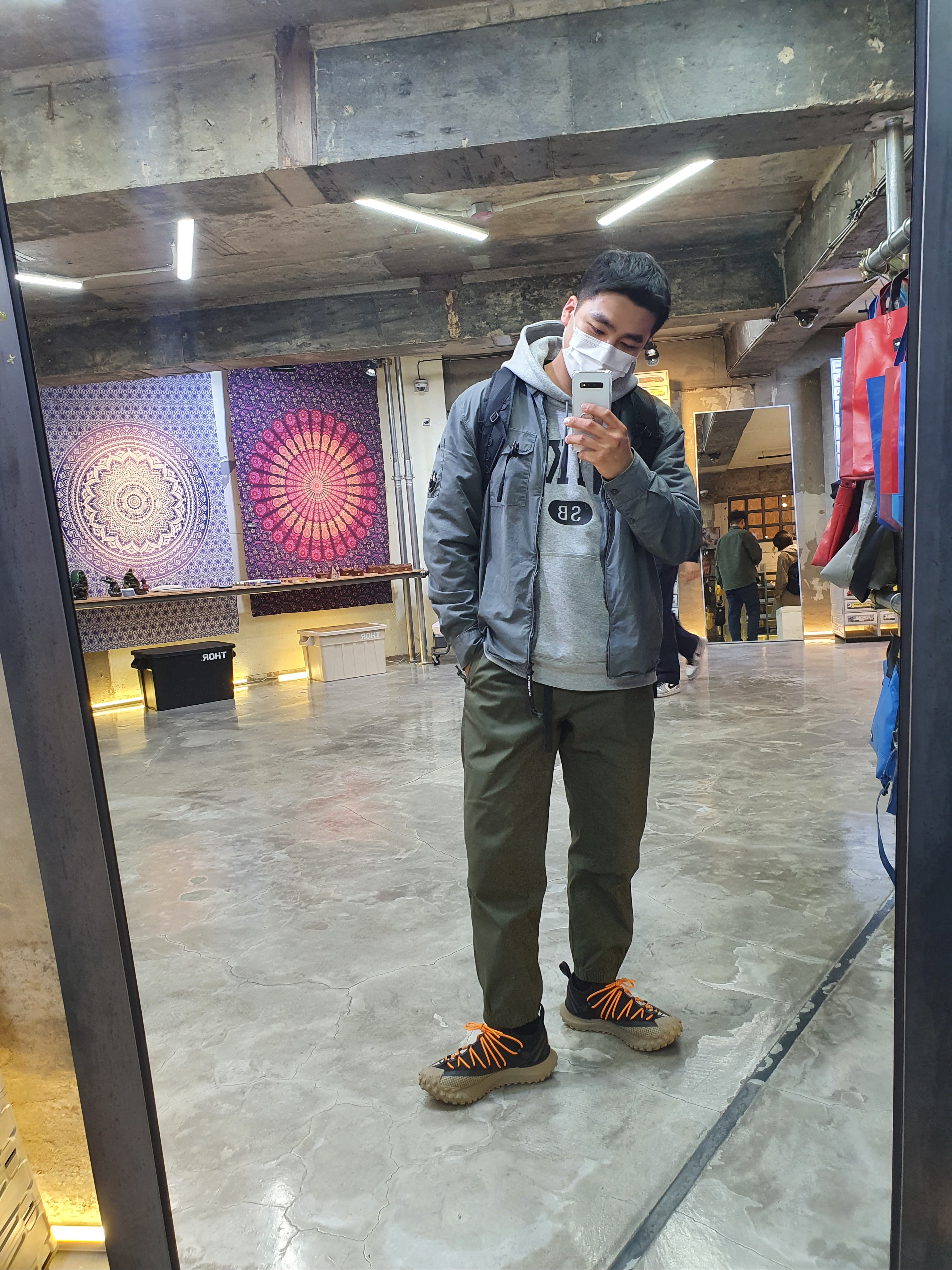 Nike ACG Mountain Fly Low Fossil Stone 착용 스타일