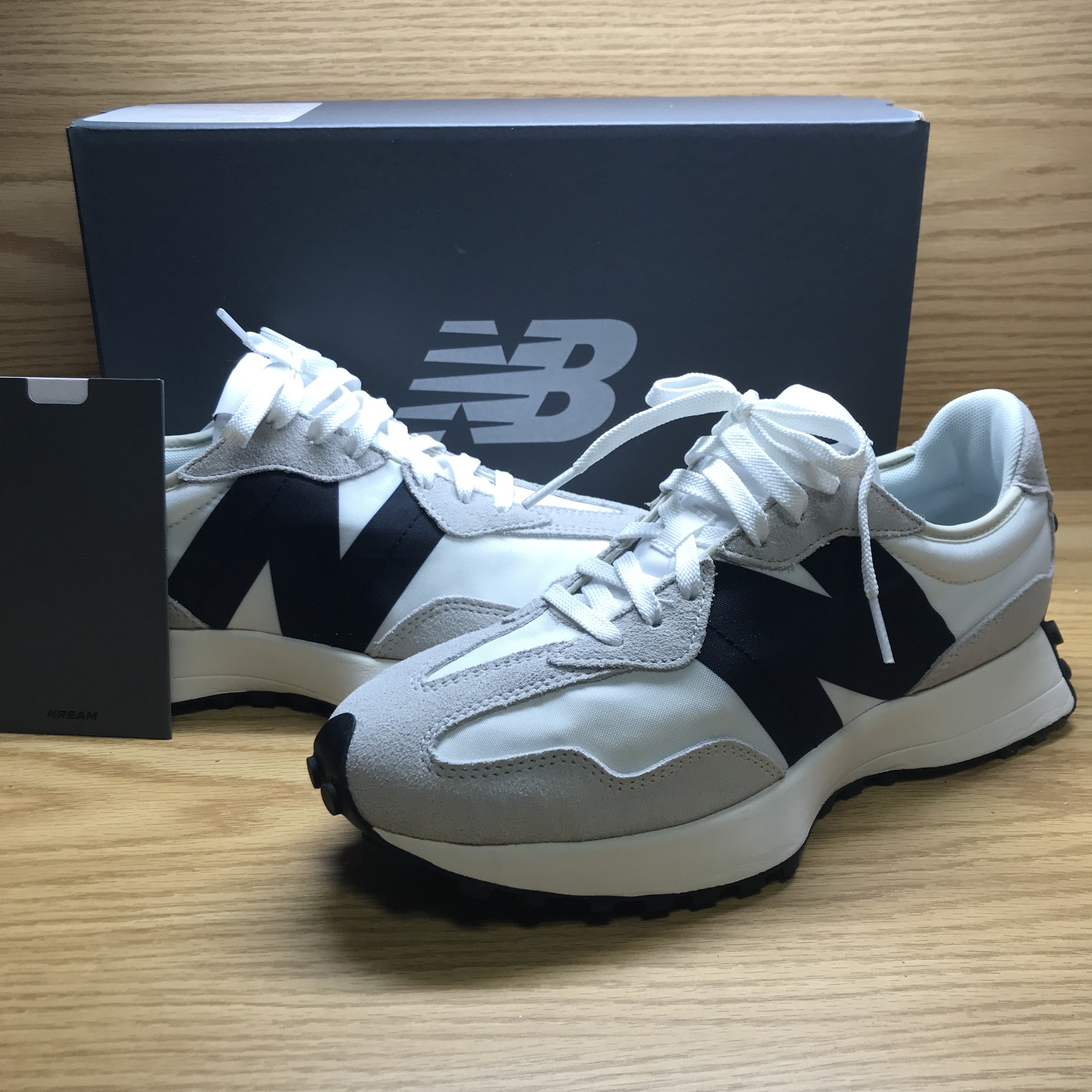 New Balance 327 White Black 착용 스타일 - 2