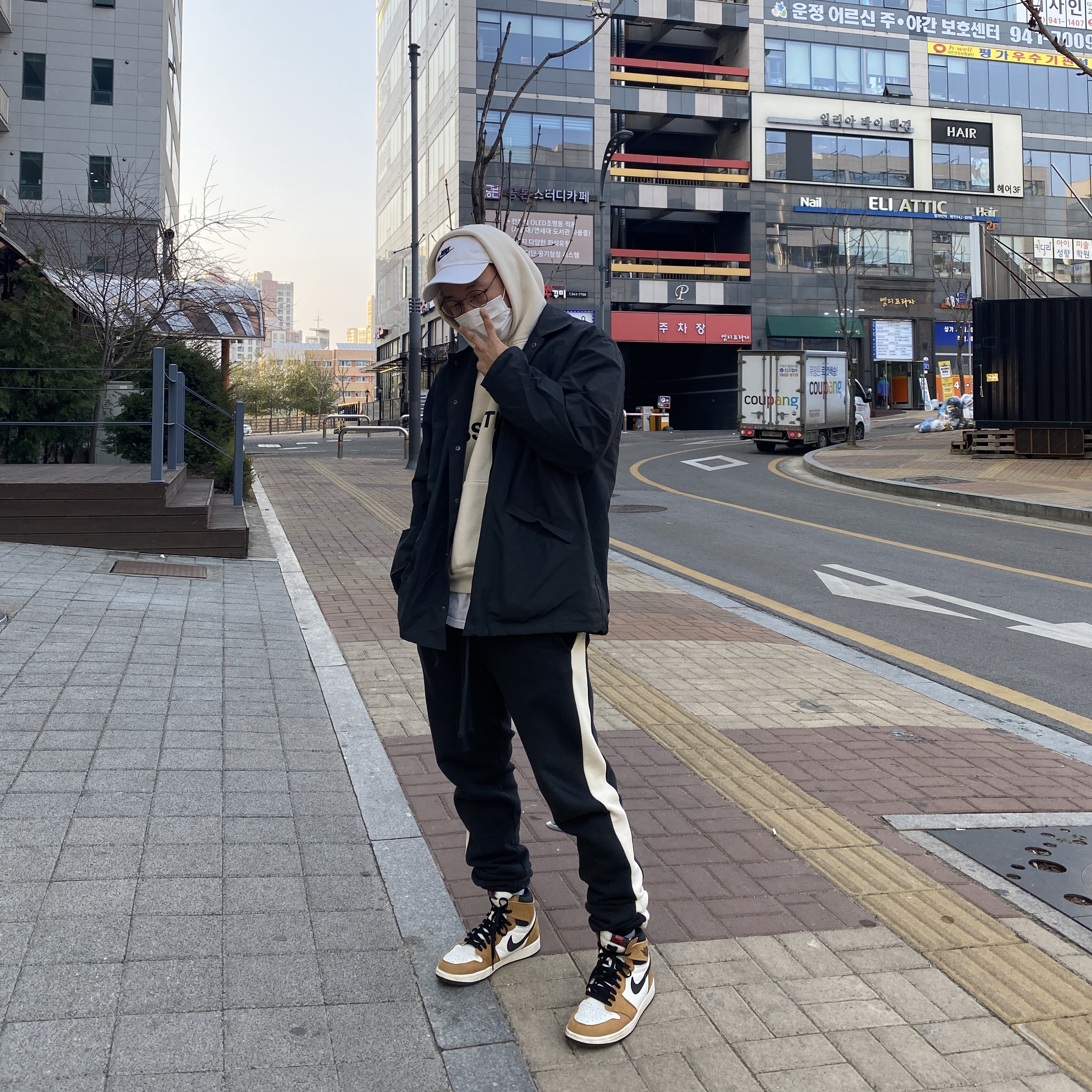 Jordan 1 Retro High Rookie of the Year, Essentials 3D Silicon Applique Pullover Hoodie Buttercream 2020 착용 스타일