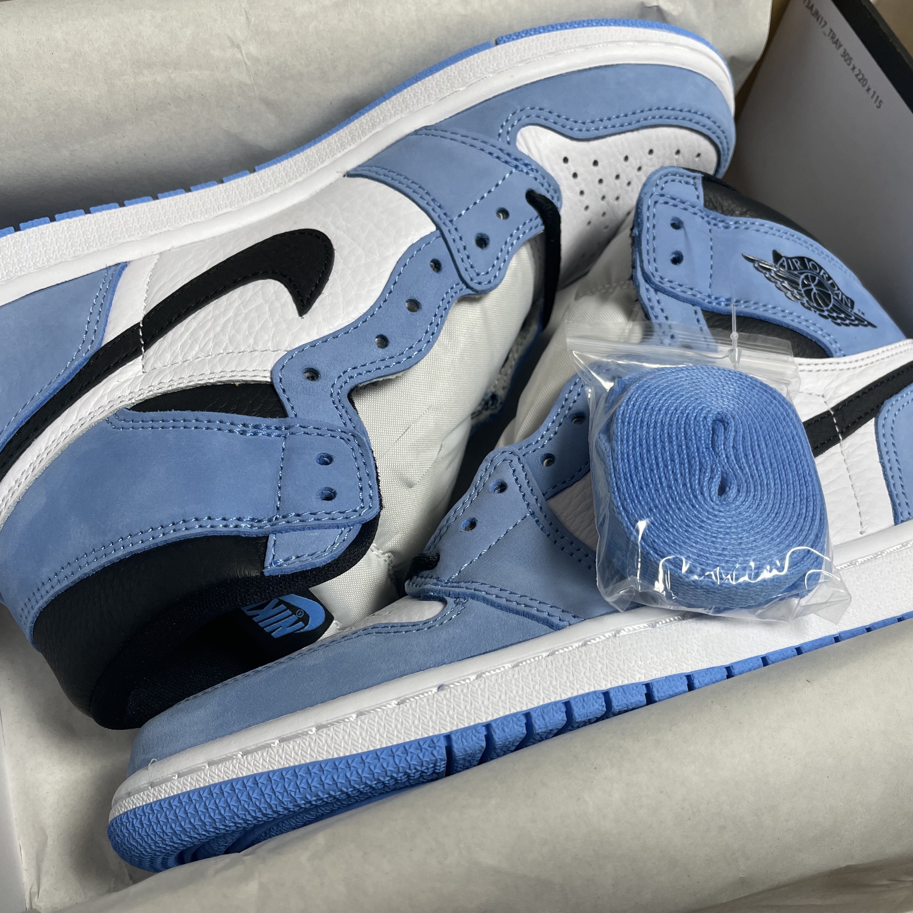 Jordan 1 Retro High OG University Blue 착용 스타일 - 1