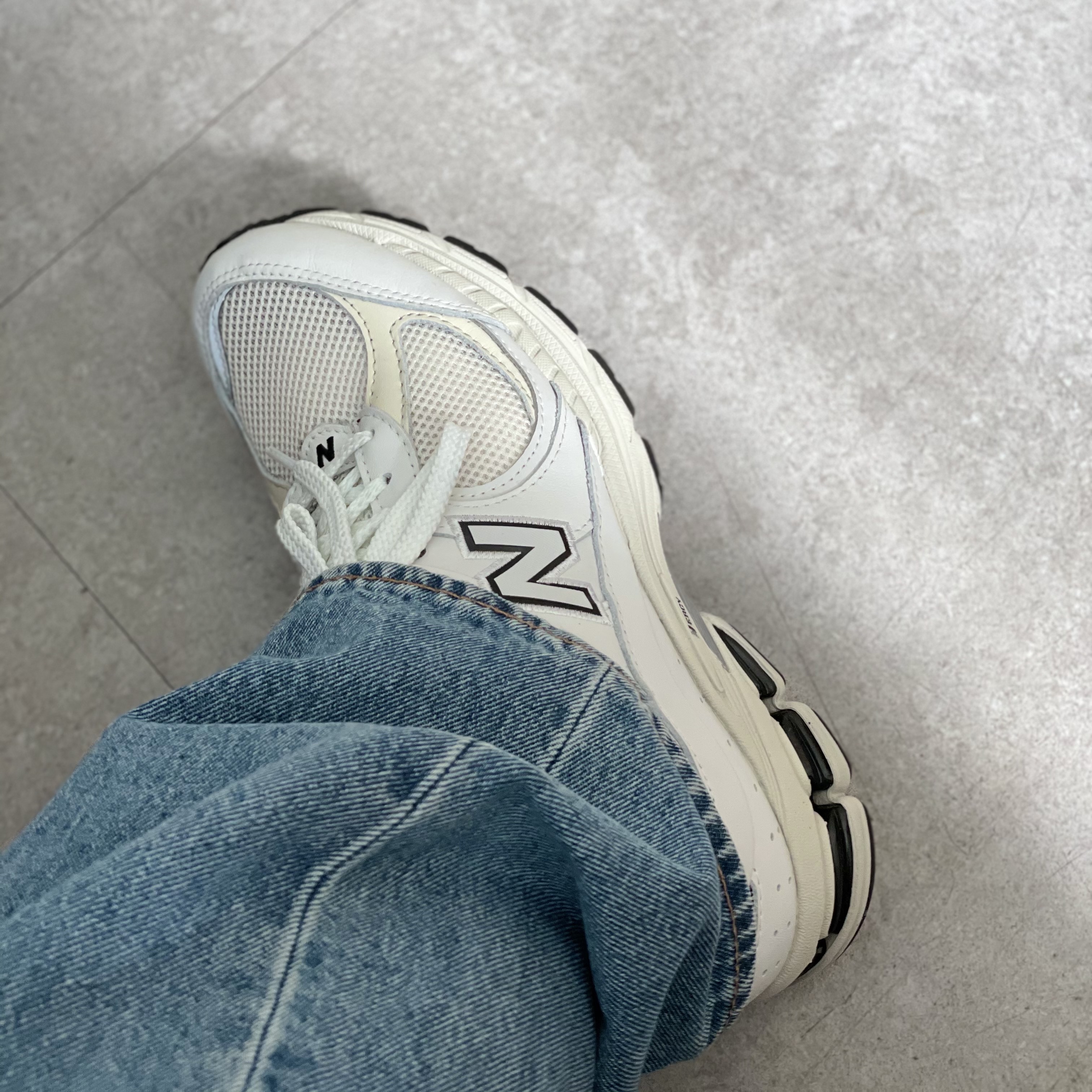 New Balance 2002R White 착용 스타일 - 2
