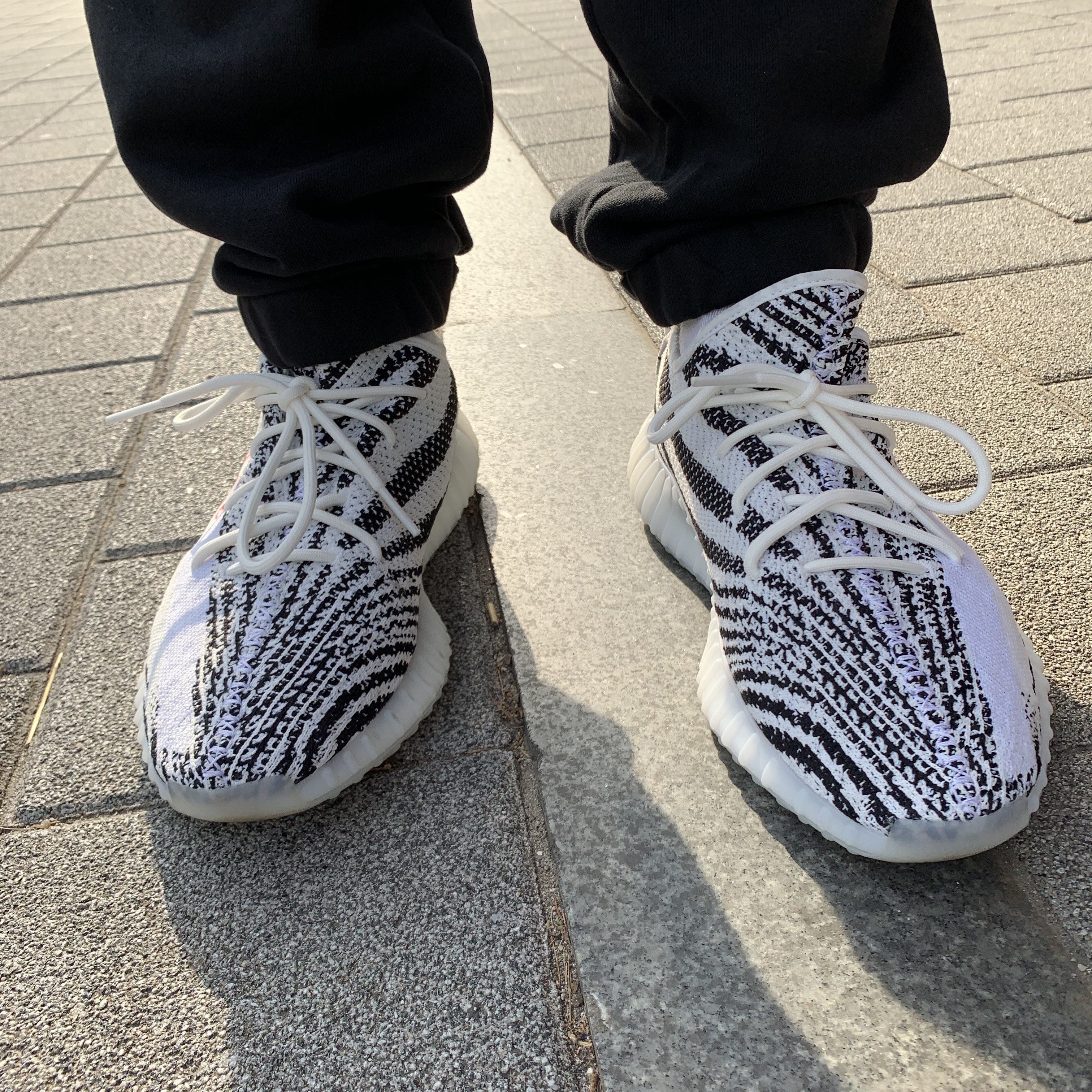 Adidas Yeezy Boost 350 V2 Zebra 2017/2019/2020, Jordan 1 Low Light Smoke Grey 착용 스타일 - 1